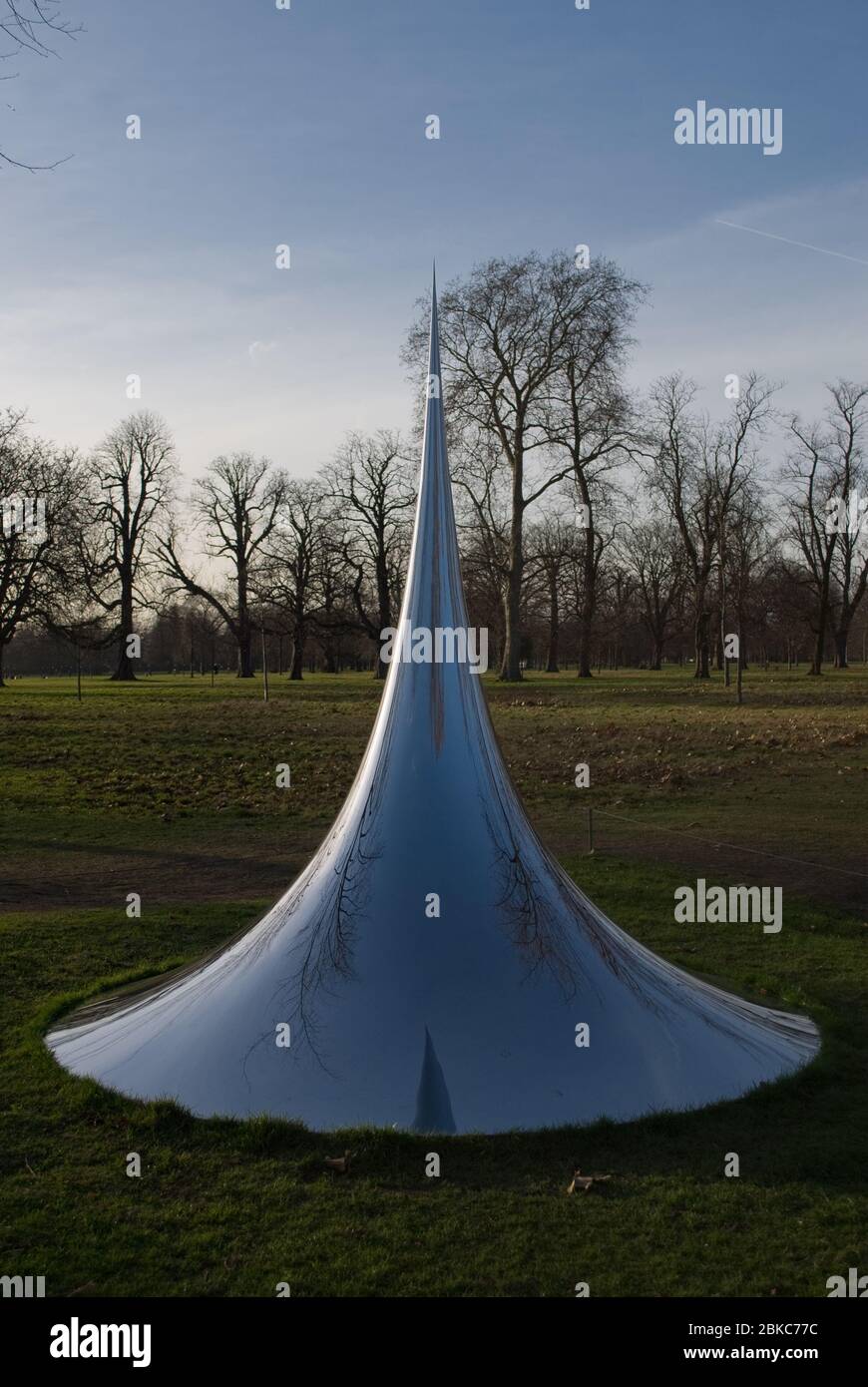 Sky Mirror non objet Spire tourner le monde à l'envers exposition Serpentine Gallery Kensington Gardens, Londres W2 Anish Kapoor Sculptor Banque D'Images
