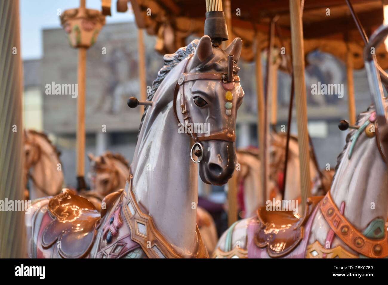 Gros plan sur un cheval de Carousel placé dans le centre de Tirana, en Albanie. Banque D'Images