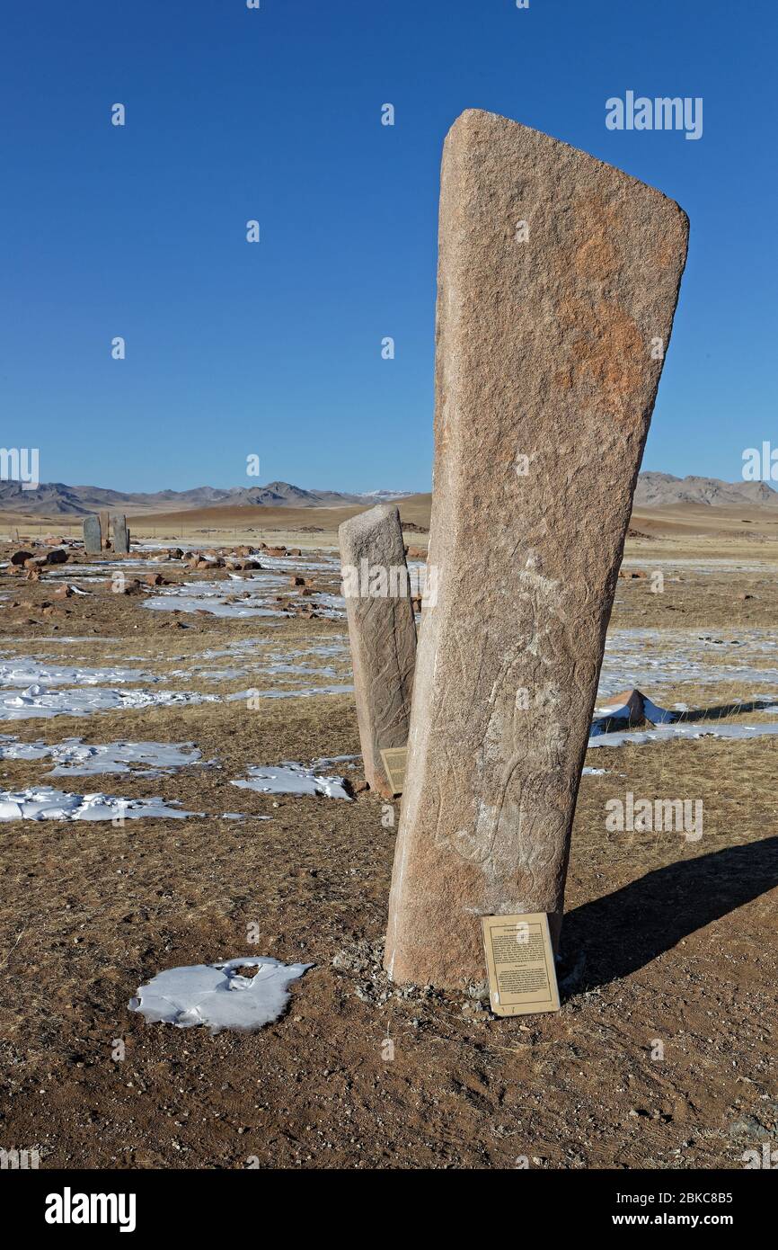 Les pierres de cerf sont des mégalithes anciens trouvés en Sibérie et en Mongolie. Le nom vient de leurs représentations sculptées de cerf volant. Banque D'Images