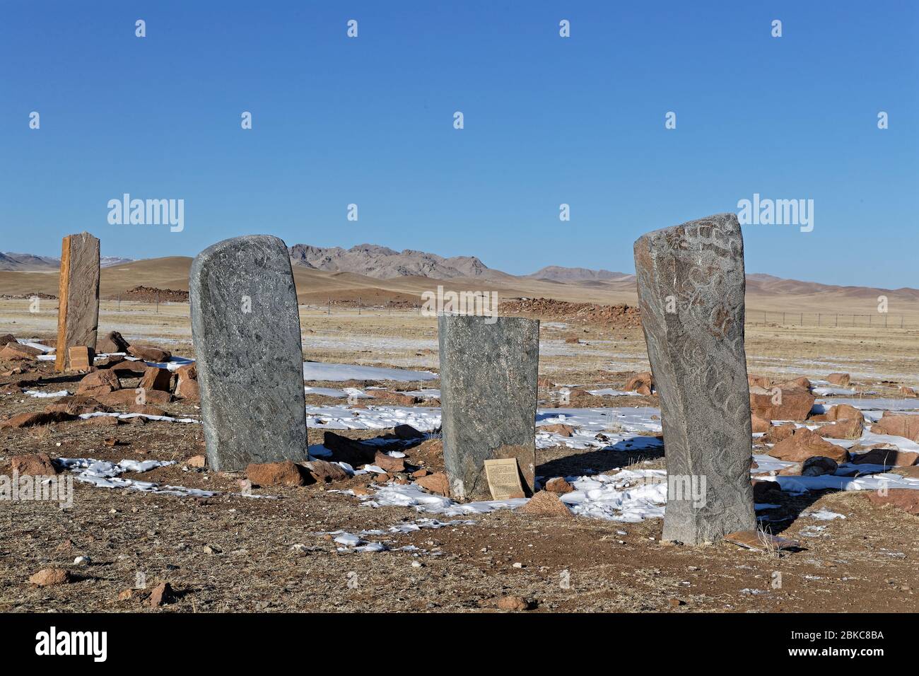 Les pierres de cerf sont des mégalithes anciens trouvés en Sibérie et en Mongolie. Le nom vient de leurs représentations sculptées de cerf volant. Banque D'Images