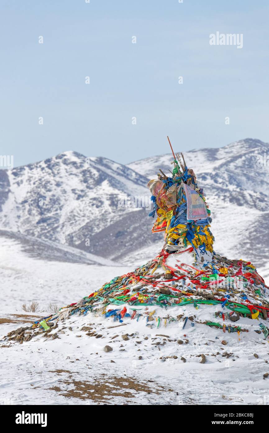 Ovoo dans un paysage de montagne. Ovoo sont des tas de pierre sacrées utilisés comme autels ou sanctuaires dans les pratiques religieuses folkloriques mongoles. Banque D'Images