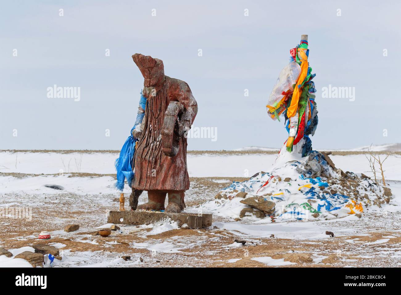 Sculpture de chaman et ovoo. Ovoo sont des tas de pierre sacrées utilisés comme autels ou sanctuaires dans les pratiques religieuses folkloriques mongoles. Banque D'Images