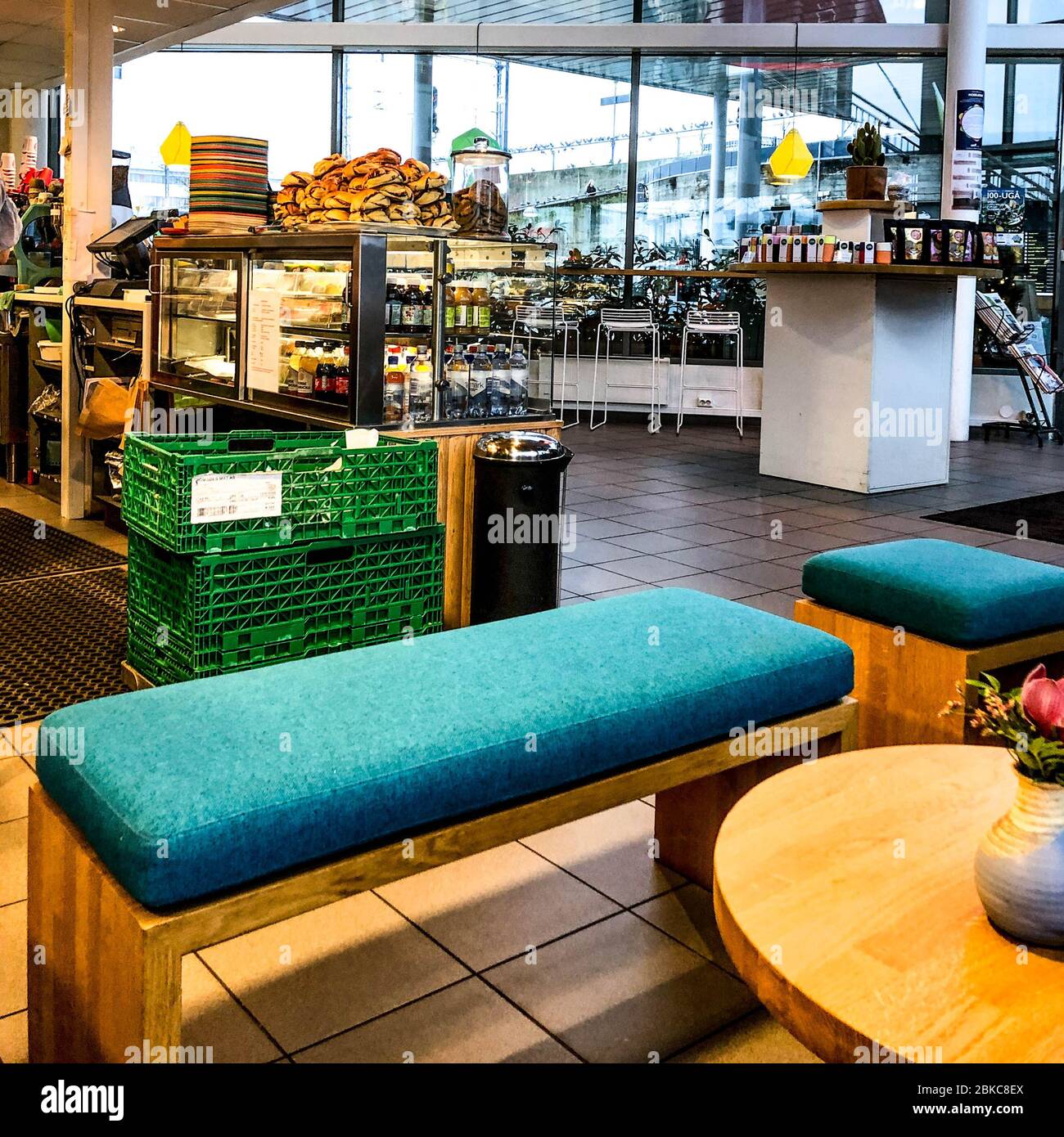 Intérieur du café coloré de fruits de café à Sandnes, Norvège, sans personne Banque D'Images