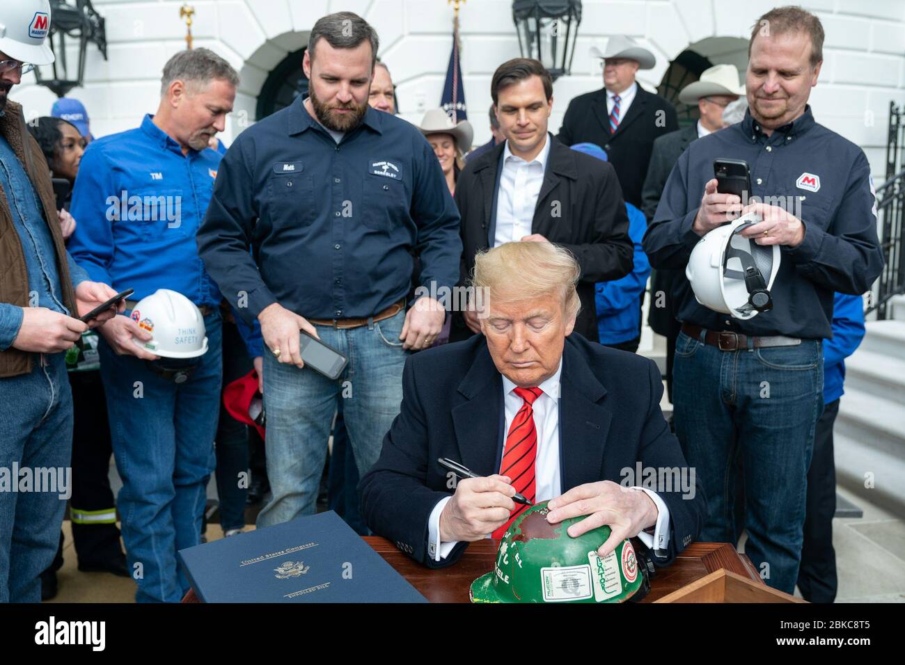 Le président Donald J. Trump accueille les invités à la suite de la cérémonie de signature de l'Accord commercial États-Unis-Mexique-Canada le mercredi 29 janvier 2020, devant le South Portico de la Maison Blanche. Le président Trump à la cérémonie de signature de l'USMCA Banque D'Images