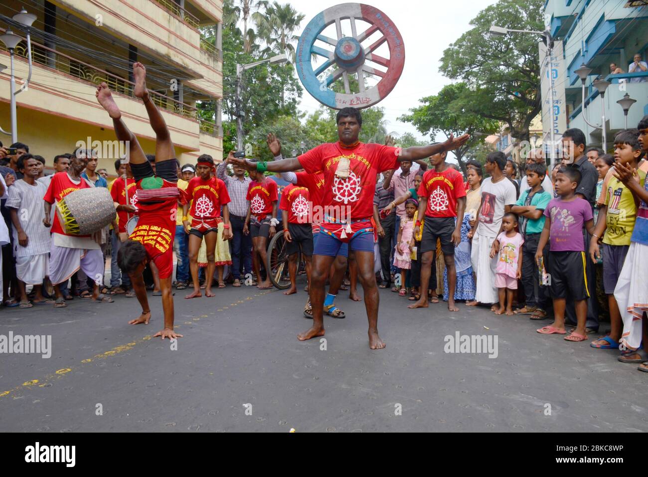 street stunt performance lors de kolkata rathayatra Banque D'Images