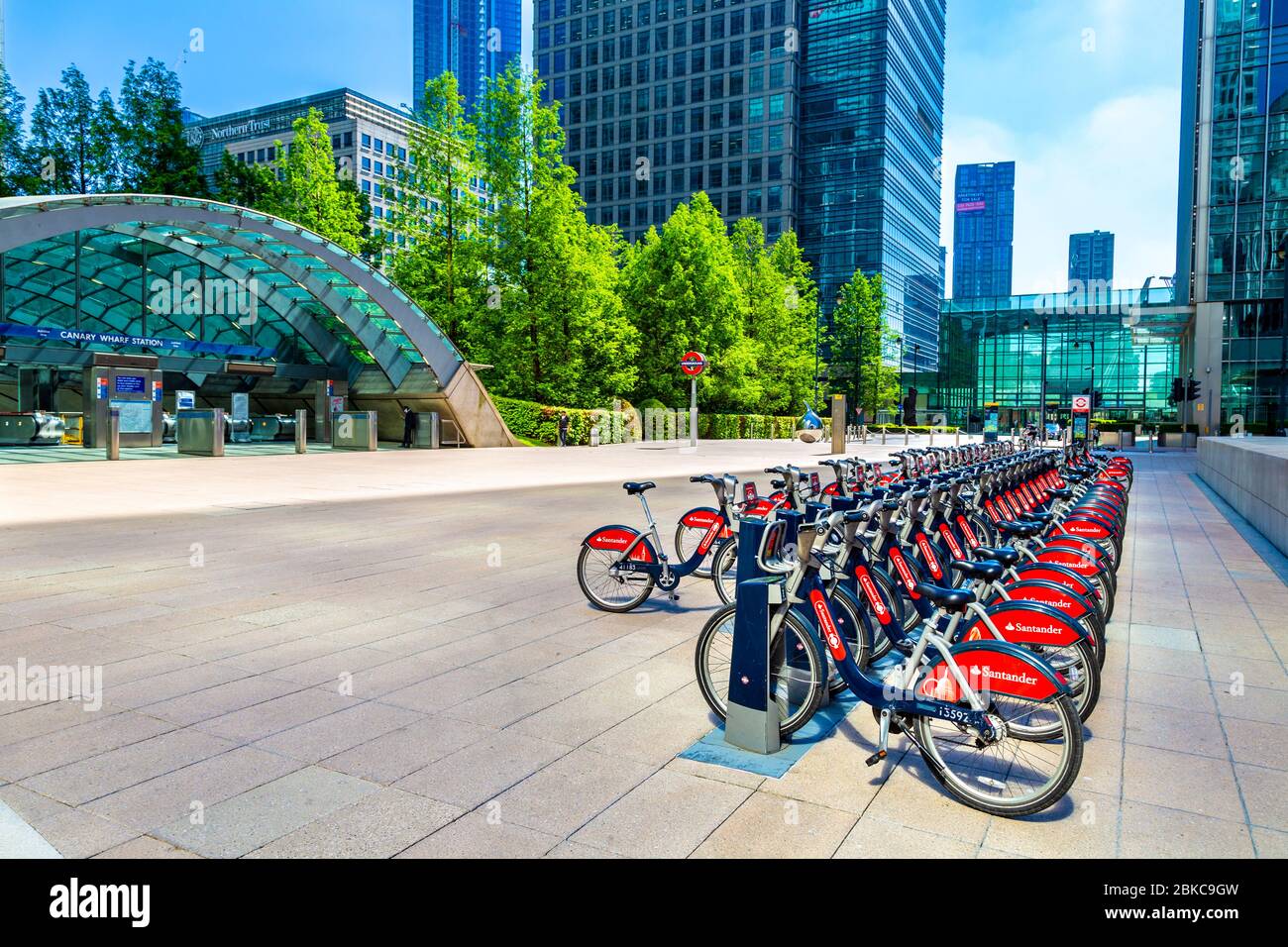 Amarré Santander location de vélos sur Reuters Plaza en face de la station de métro Canary Wharf, Londres, Royaume-Uni Banque D'Images