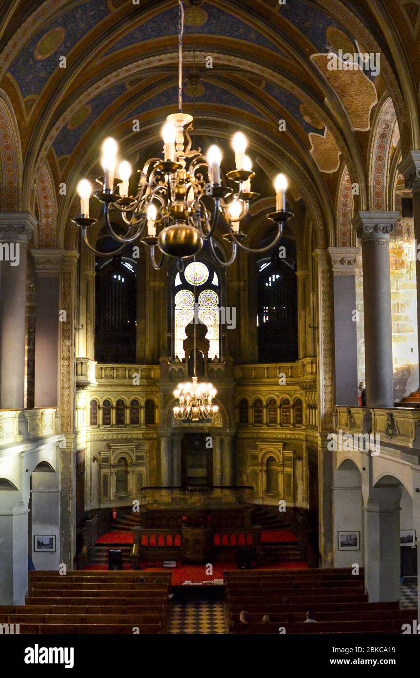 Pilsen, République tchèque - Oct 28, 2019 : l'intérieur de la Grande Synagogue. La deuxième plus grande synagogue d'Europe. Photographié depuis le balcon. Piliers et arcades, plafond. Les gens sur les visites. Banque D'Images