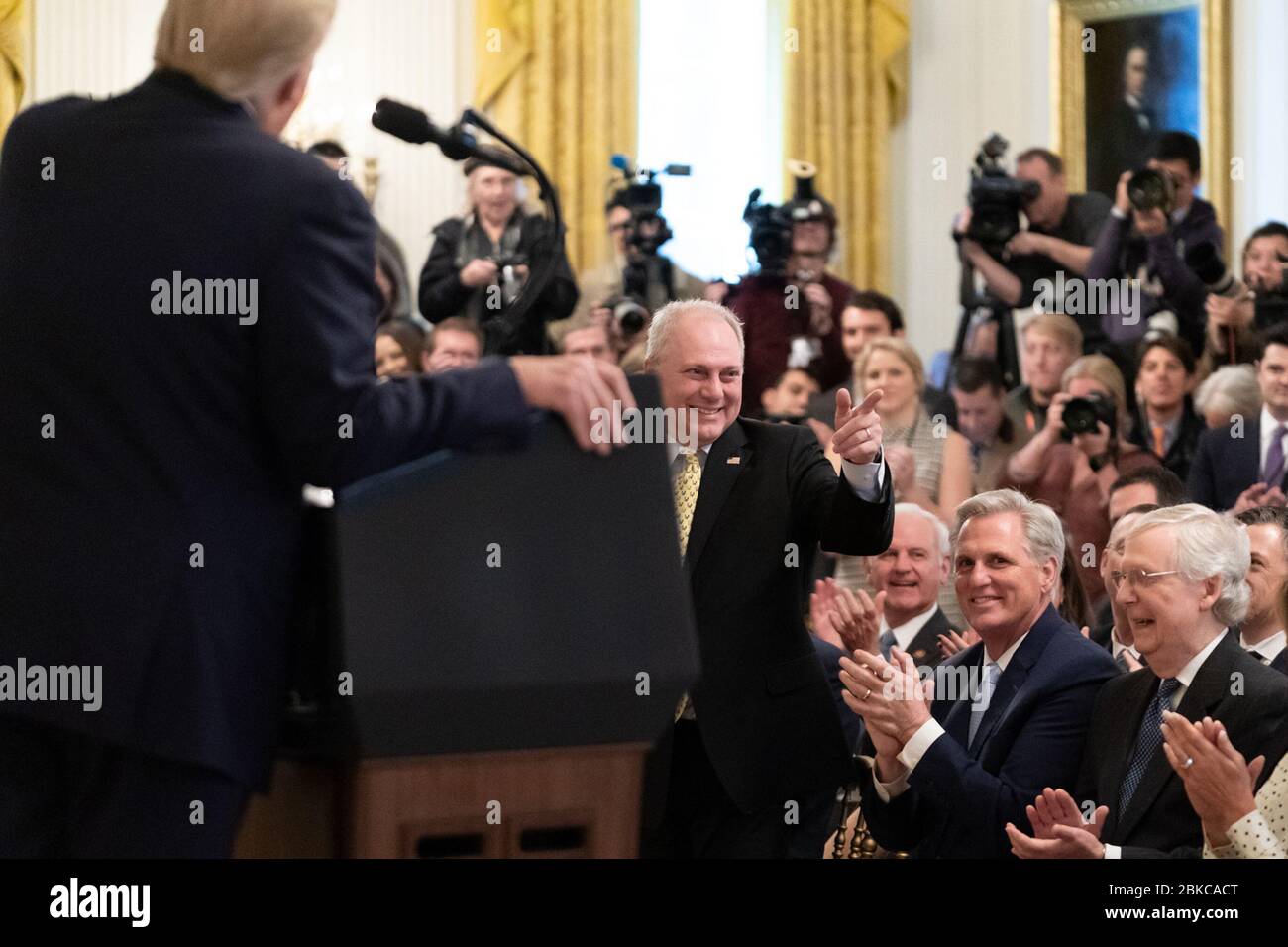 Le président Donald J. Trump reconnaît la Rép. Des États-Unis Steve Scalise jeudi 6 février 2020 dans la salle est de la Maison Blanche, lors de la réponse du président Trump à être acquitté dans le procès de destitution du Sénat américain. Le président Trump fait des remarques Banque D'Images