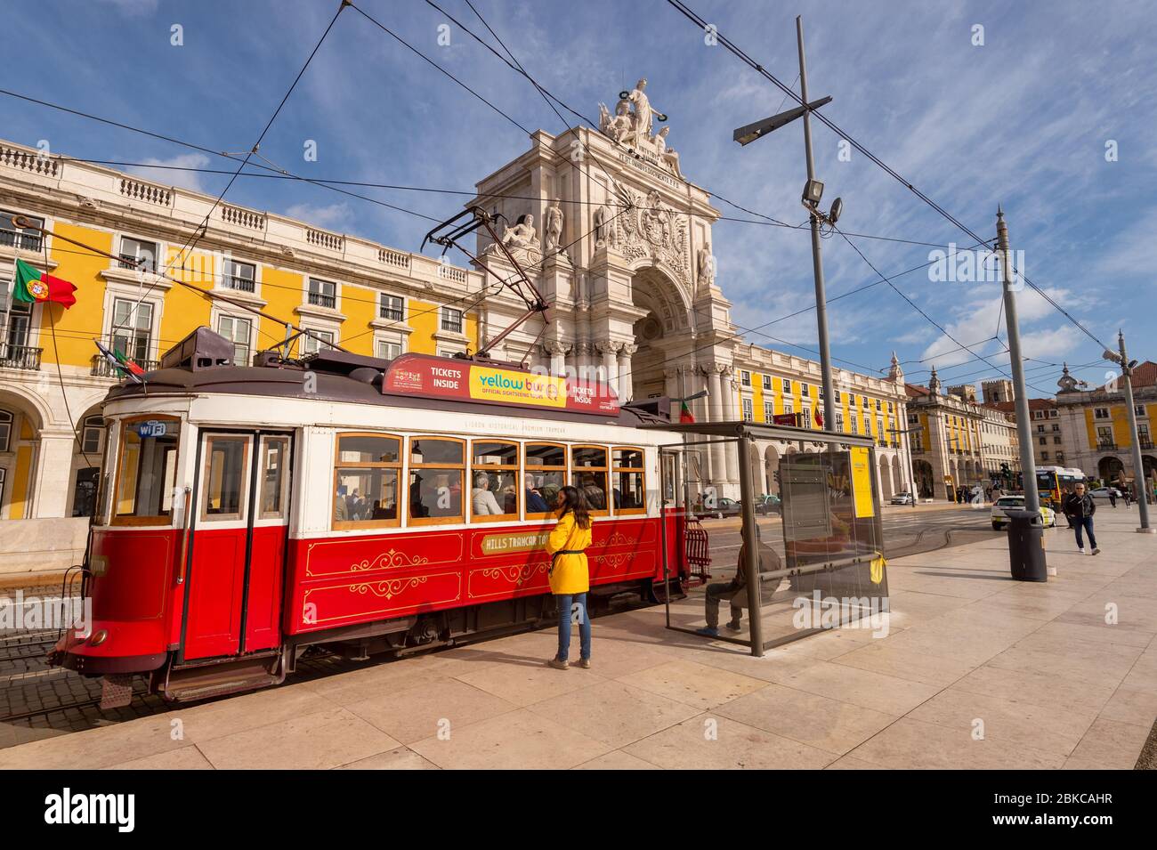 Lisbonne, Portugal - 2 mars 2020: Trams rouges au Praca do Comercio Banque D'Images