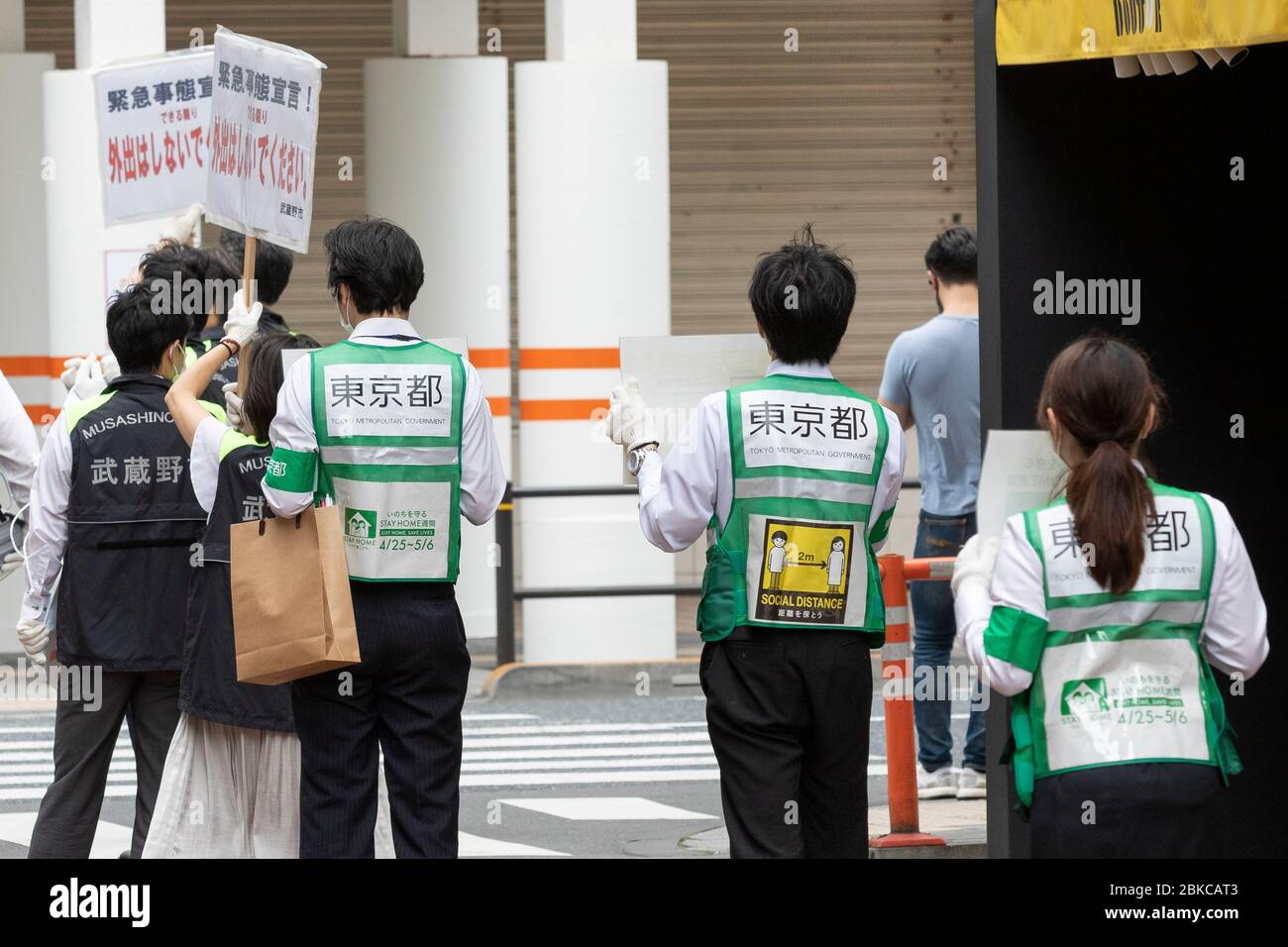 Tokyo, Japon. 3 mai 2020. Les employés du Gouvernement métropolitain de Tokyo portant des masques de protection ont des signes lorsqu'ils appellent les gens à rester chez eux à Kichijoji, au milieu de la pandémie de coronavirus (COVID-19). Tokyo a confirmé dimanche 91 cas de coronavirus, suite à une augmentation de 160 cas par rapport aux jours précédents. Crédit: Rodrigo Reyes Marin/ZUMA Wire/Alay Live News Banque D'Images