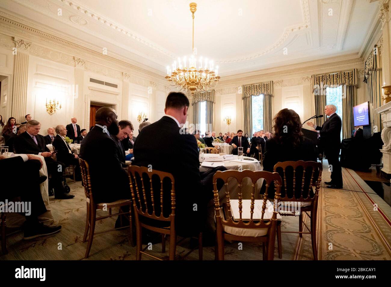 Le 10 février 2020, le vice-président Mike Pence a prononcé des allocutions lors de la session d'affaires de la Maison Blanche avec les gouverneurs des États-Unis, discutant des questions liées à la gouvernance de l'État et des priorités nationales dans la salle à manger de l'État. Banque D'Images
