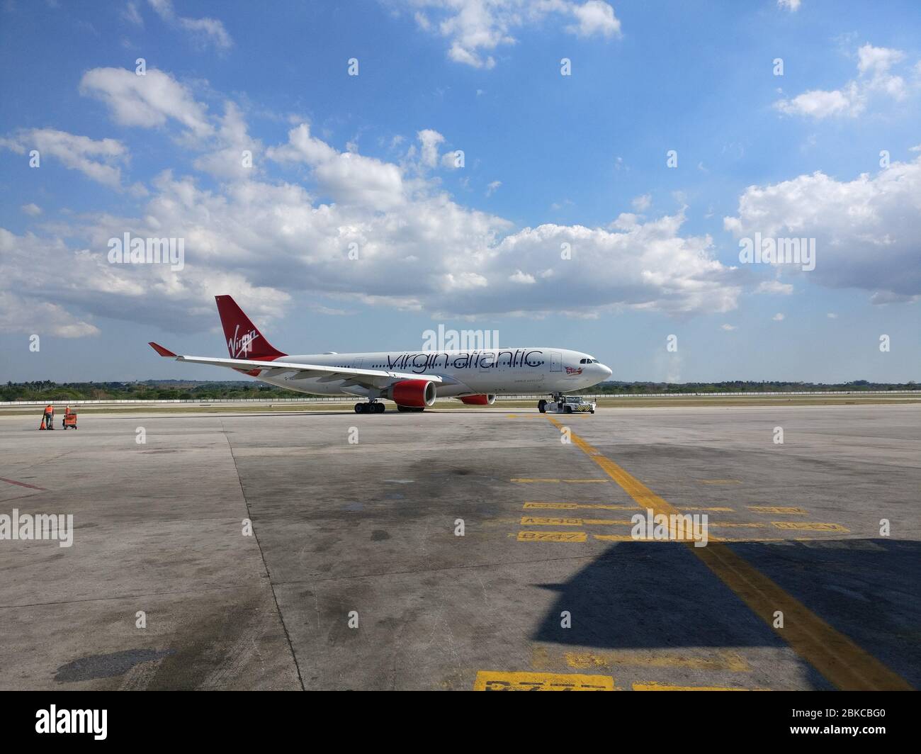 Virgin Atlantic Airbus A330 à l'aéroport de Londres Gatwick Banque D'Images Virgin Atlantic Airbus A330 à l'aéroport de Londres Gatwick Banque D'Images
