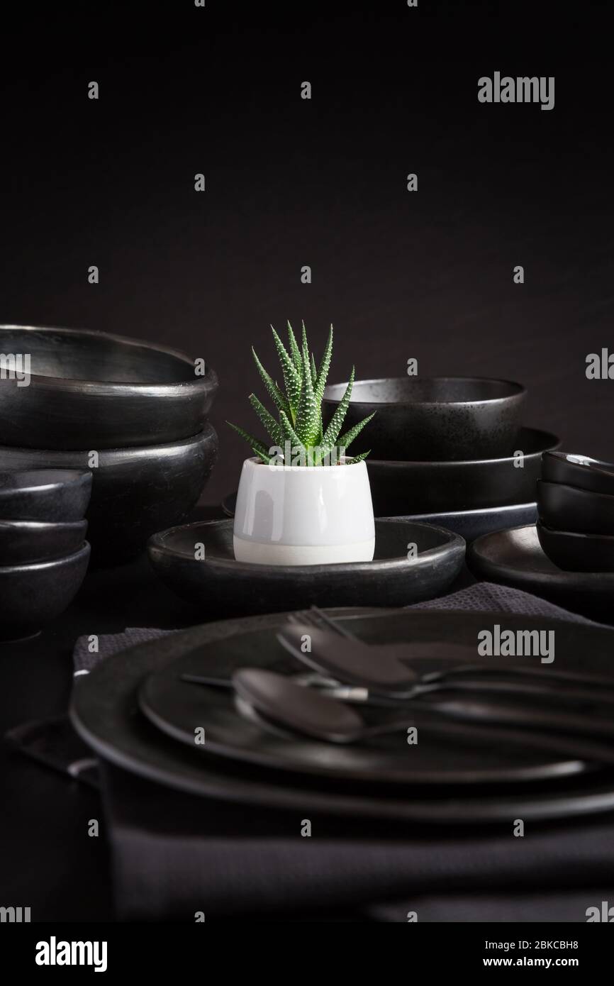 Plats au design noir minimaliste. Noir pur. Banque D'Images