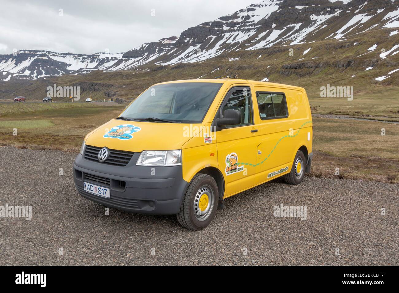 Un snail.is jaune vif location campervan, un converti Volkswagen T5 transporteur (Deutsche Telecom) à un côté de route typique layby en ne Islande. Banque D'Images