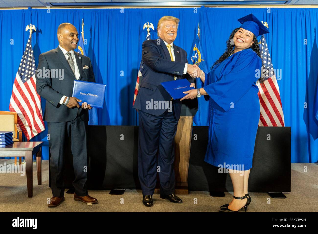 Le président Donald J. Trump et Hope for prisonniers fondateur et PDG Jon Ponder présente Hope pour les prisonniers diplômés avec leurs diplômes jeudi 20 février 2020 au service de police métropolitaine de Las Vegas à Las Vegas. Le président Trump lors d'une cérémonie de remise des diplômes de l'espoir pour les prisonniers Banque D'Images