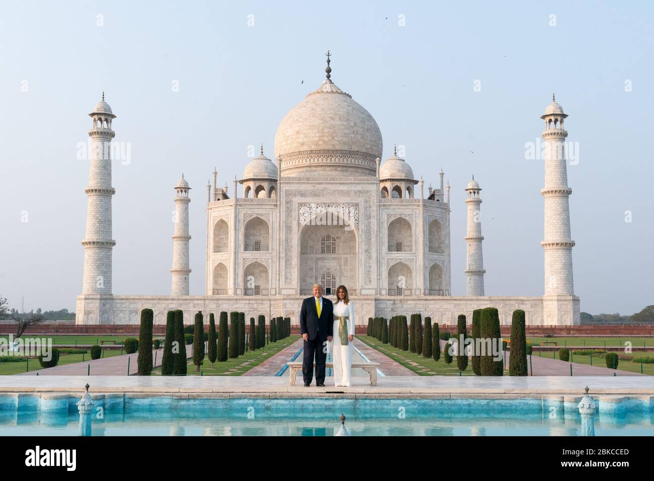 Le président Donald J. Trump et la première dame Melania Trump visitent le Taj Mahal à Agra, en Inde, le 24 février 2020, profitant de la vue sur le bassin réfléchissant dans le cadre de leur visite diplomatique en Inde. Banque D'Images Le président Donald J. Trump et la première dame Melania Trump visitent le Taj Mahal à Agra, en Inde, le 24 février 2020, profitant de la vue sur le bassin réfléchissant dans le cadre de leur visite diplomatique en Inde. Banque D'Images