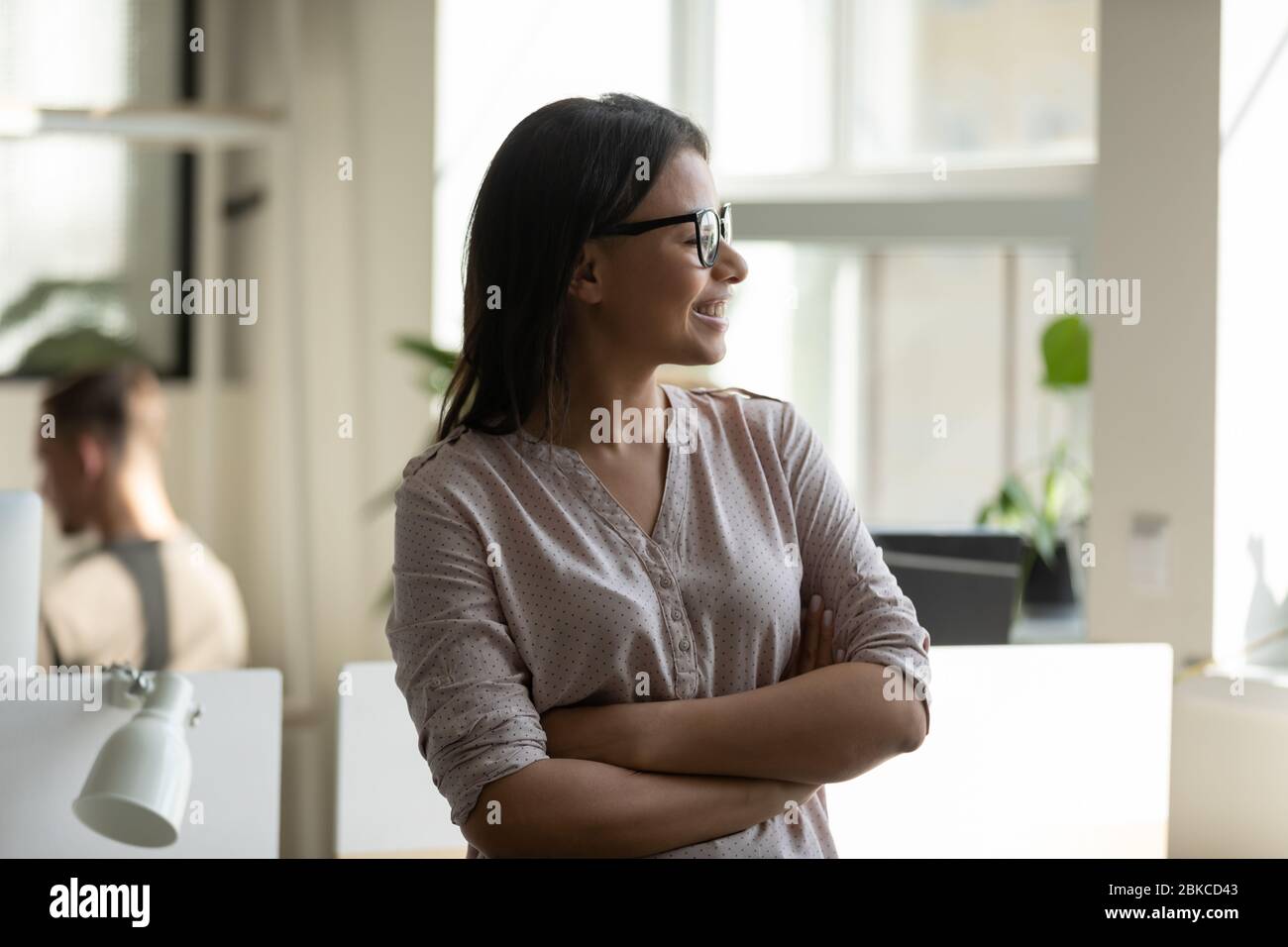 Gros plan heureuse belle femme traversant les mains rêvant de l'avenir. Banque D'Images