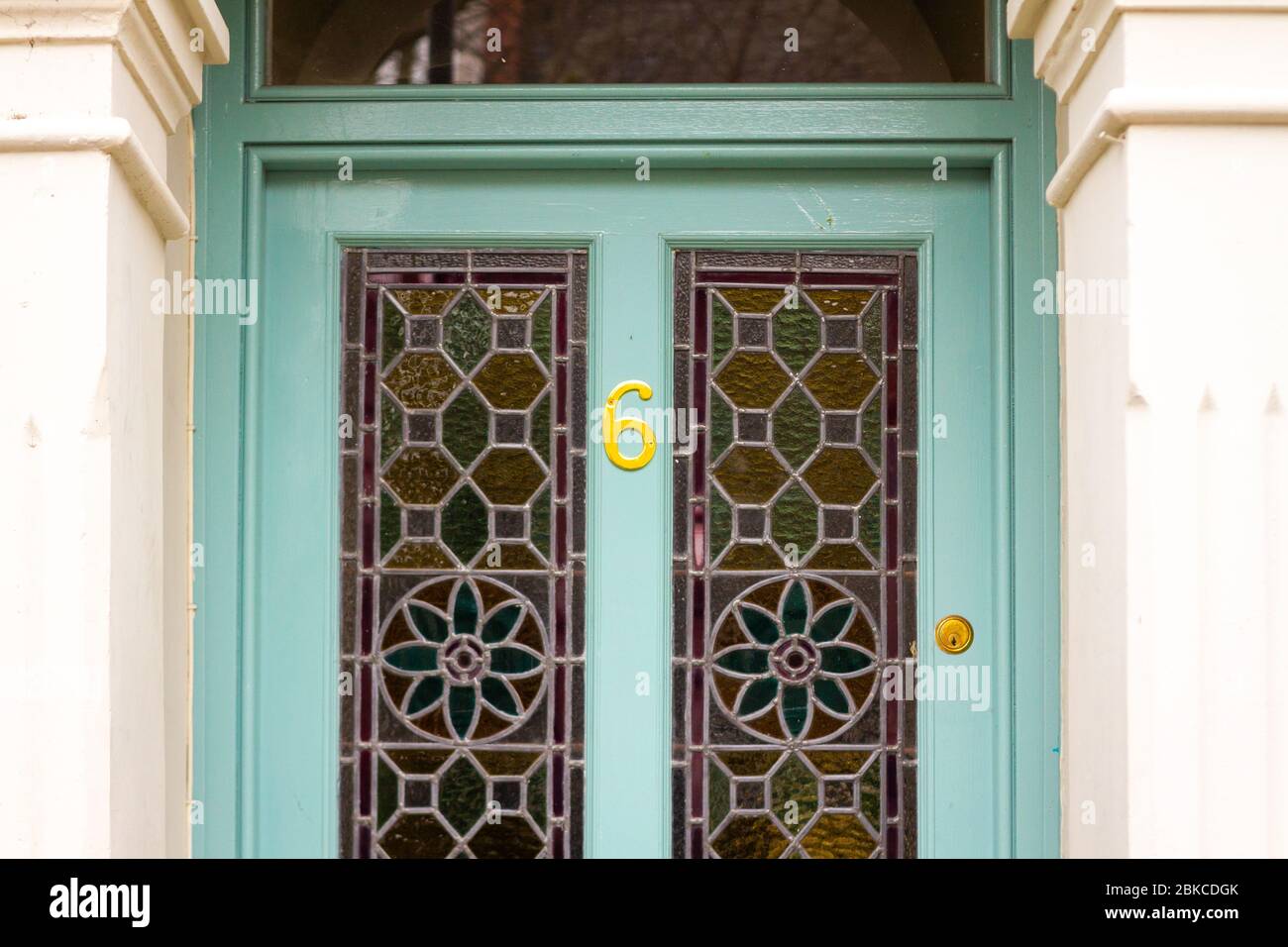 Maison numéro 6 sur une porte d'entrée avec vitraux Photo Stock - Alamy