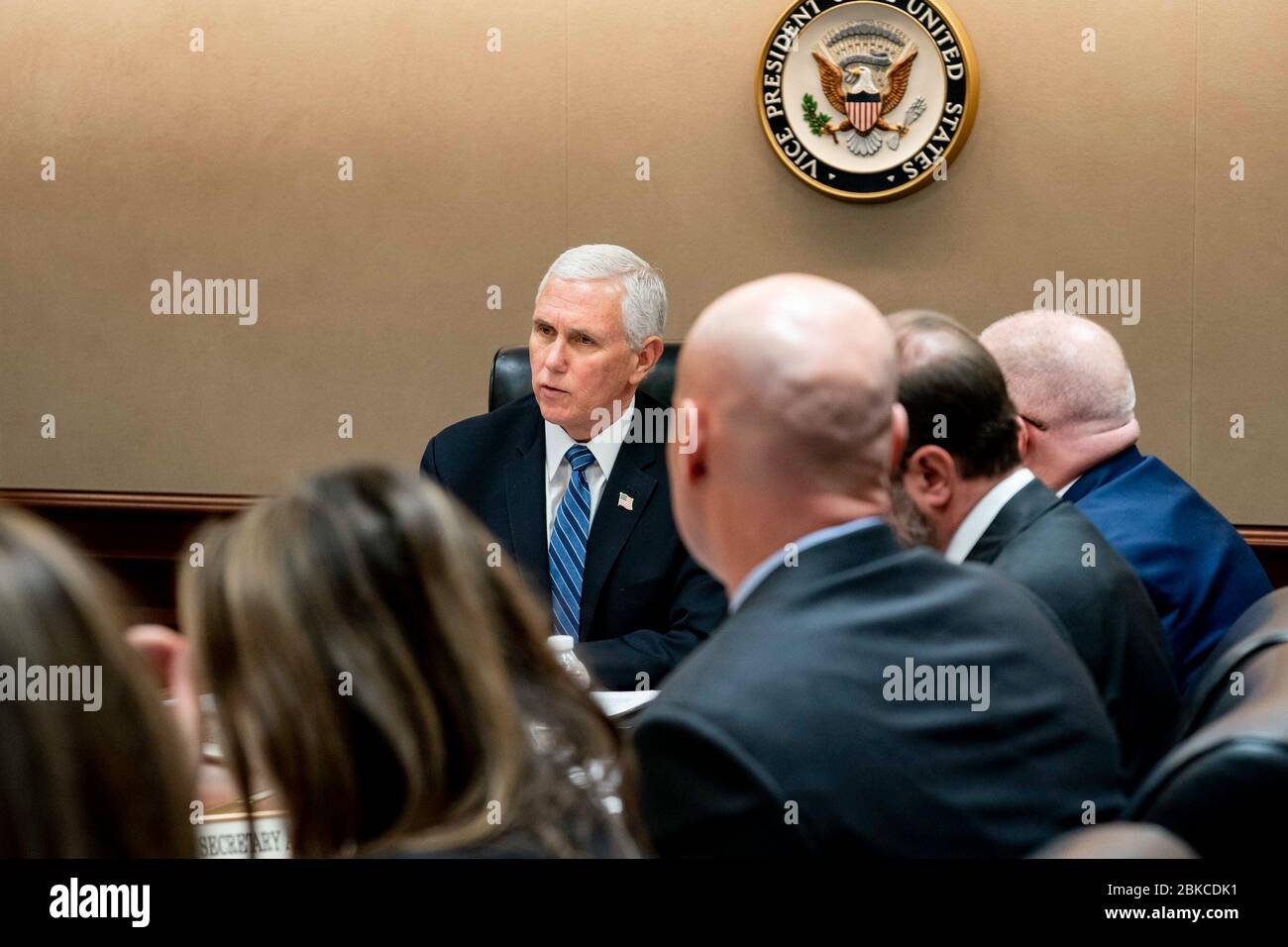 Le 2 mars 2020, le vice-président Mike Pence a participé à une téléconférence vidéo avec les gouverneurs et le Groupe de travail sur le coronavirus de la Maison Blanche dans la salle de situation de la Maison Blanche pour discuter de la réponse fédérale à la COVID-19. Banque D'Images