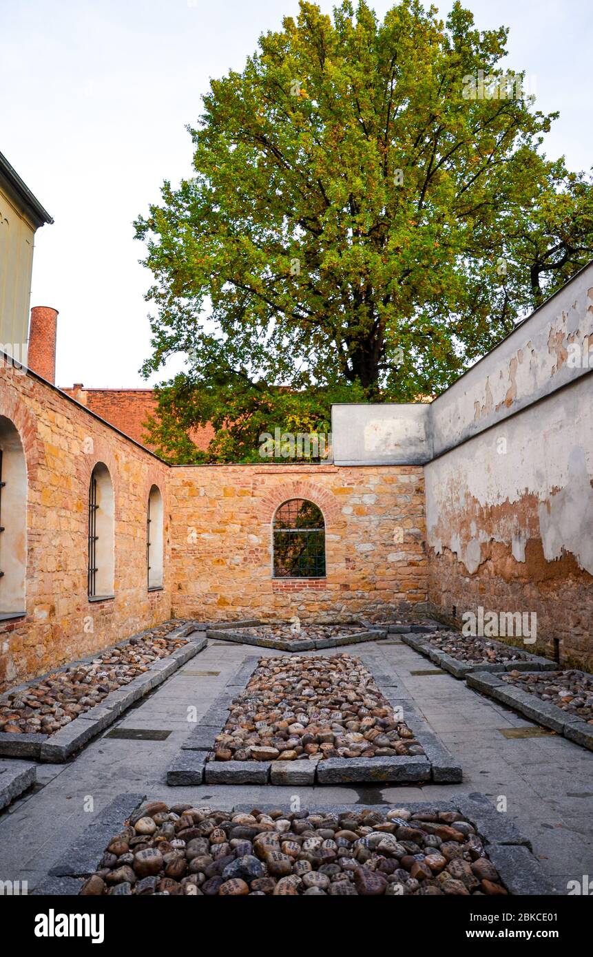 Pilsen, République tchèque - 28 octobre 2019 : jardin des souvenirs à côté de la vieille synagogue de Plzen. Des pierres aux noms des victimes nazies de la terreur commémorent les victimes de l'holocauste de Plzen. Banque D'Images