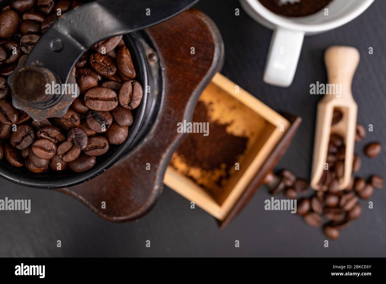Ancienne meuleuse à café sur la table de cuisine. Accessoires emblématiques  pour préparer du café noir. Fond sombre Photo Stock - Alamy