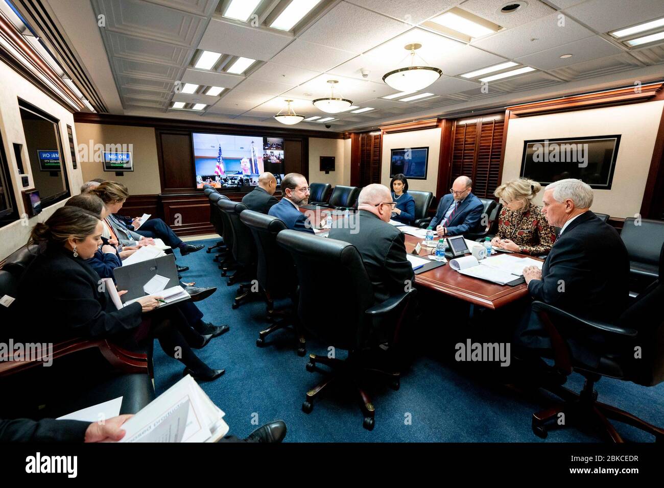 Le 9 mars 2020, le vice-président Mike Pence a participé à une vidéoconférence avec les gouverneurs américains pour discuter des stratégies de gestion de la pandémie de COVID-19 à travers le pays, qui s’est tenue dans la salle de situation de la Maison Blanche. Banque D'Images