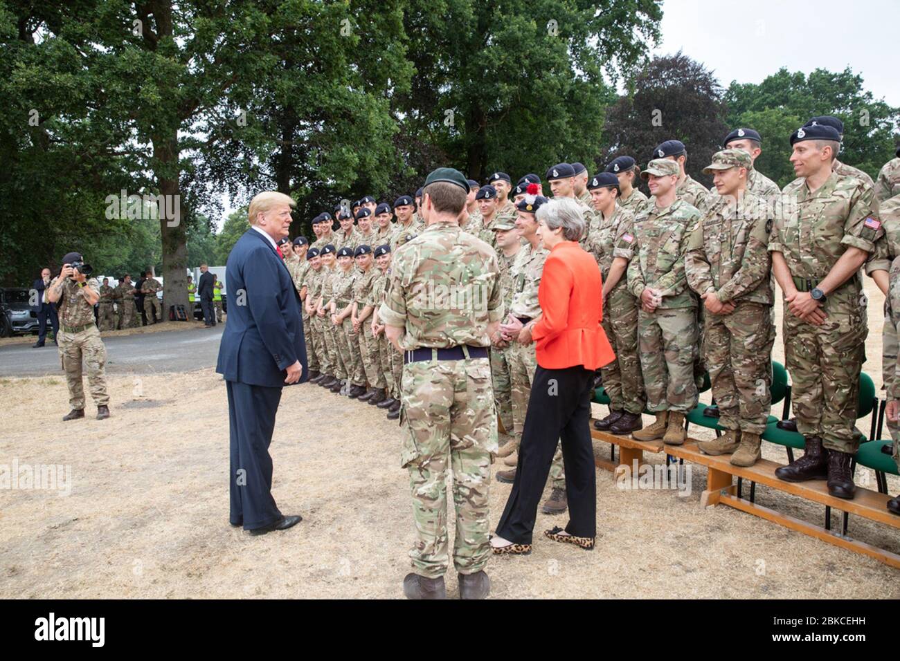 Le président Donald J. Trump et la première ministre Theresa May visitent l’Académie militaire royale de Sandhurst au Royaume-Uni le 13 juillet 2018 pour observer l’entraînement militaire. Banque D'Images