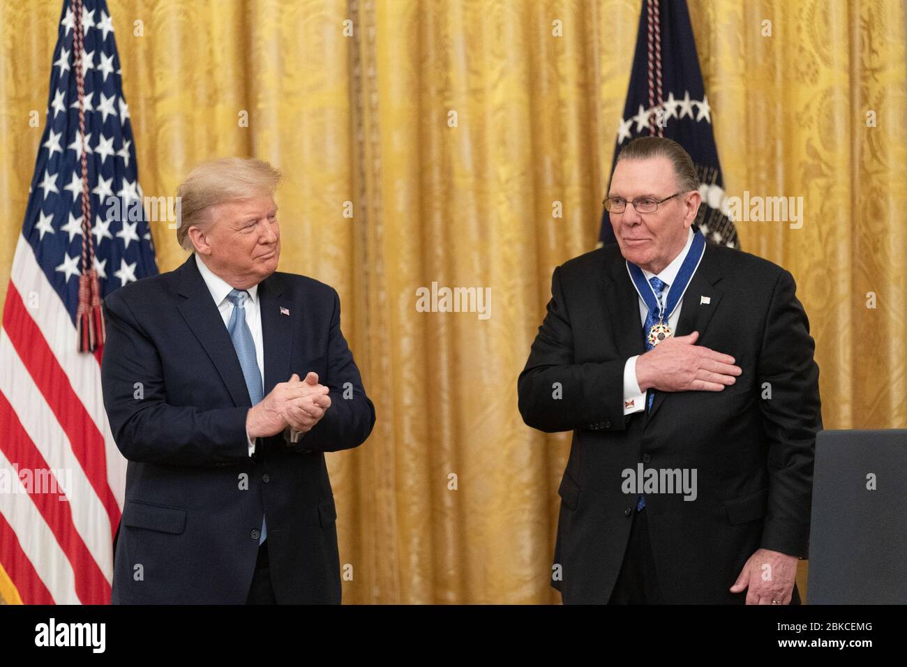 Le président Donald J. Trump présente la Médaille présidentielle de la liberté, le plus grand honneur civil du pays, au général de l’armée américaine à la retraite Jack Keane, le mardi 10 mars 2020, dans la salle est de la Maison Blanche. Le président Trump présente la Médaille de la liberté au général Jack Keane Banque D'Images