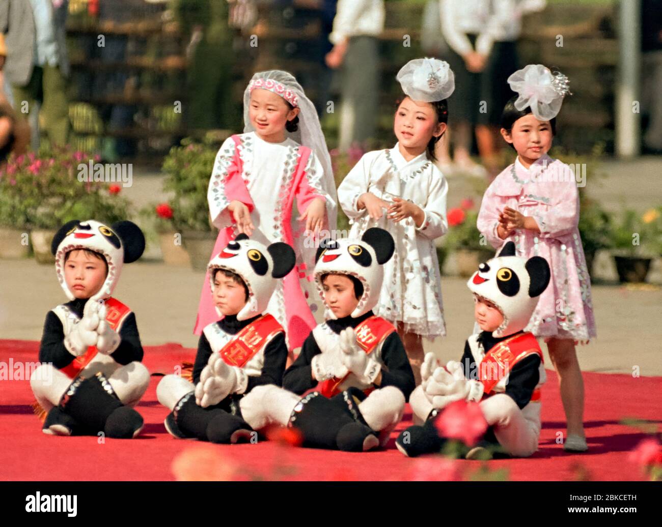 Jeunes enfants chinois vêtus de costumes de Panda lors des célébrations de la Journée internationale des enfants, qui se sont tenues sur la place Tiananmen le 2 juin 1990 à Beijing, en Chine. L'événement a été organisé comme une distraction à l'occasion de l'anniversaire du massacre qui a tué des manifestants pour la démocratie dirigés par des étudiants le 4 juin 1989. Banque D'Images