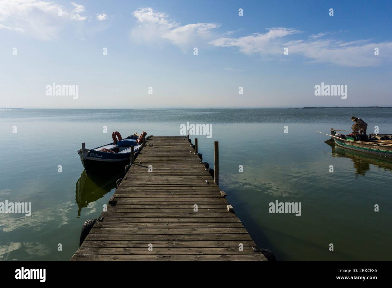 Bateaux de pêche valenciens traditionnels au lac du Parc National d'Albufera, Valence, Espagne Banque D'Images