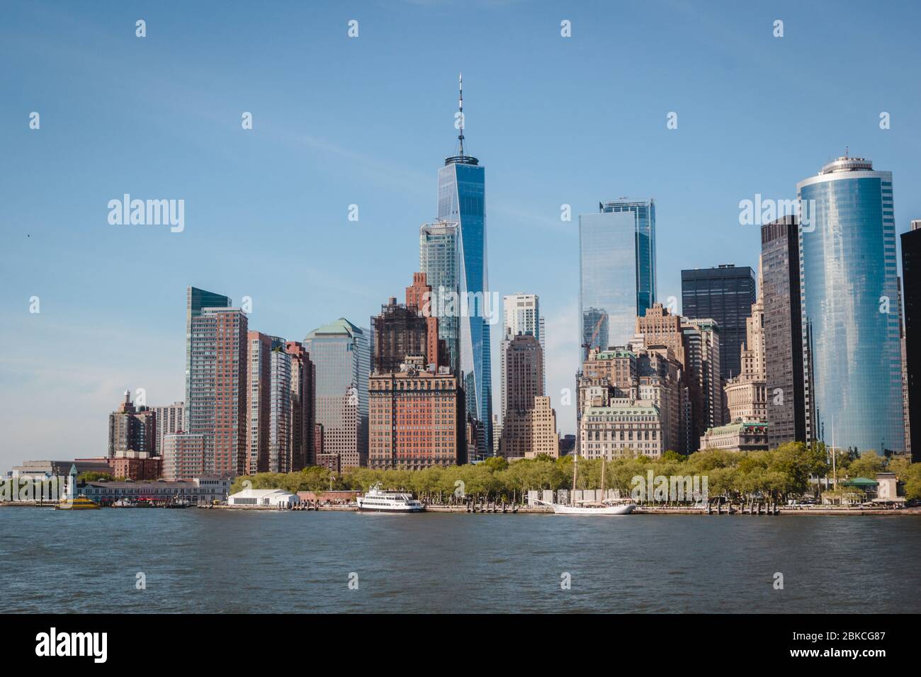 Vue sur Manhattan avec fond bleu ciel, New York City, villes des États-Unis Banque D'Images