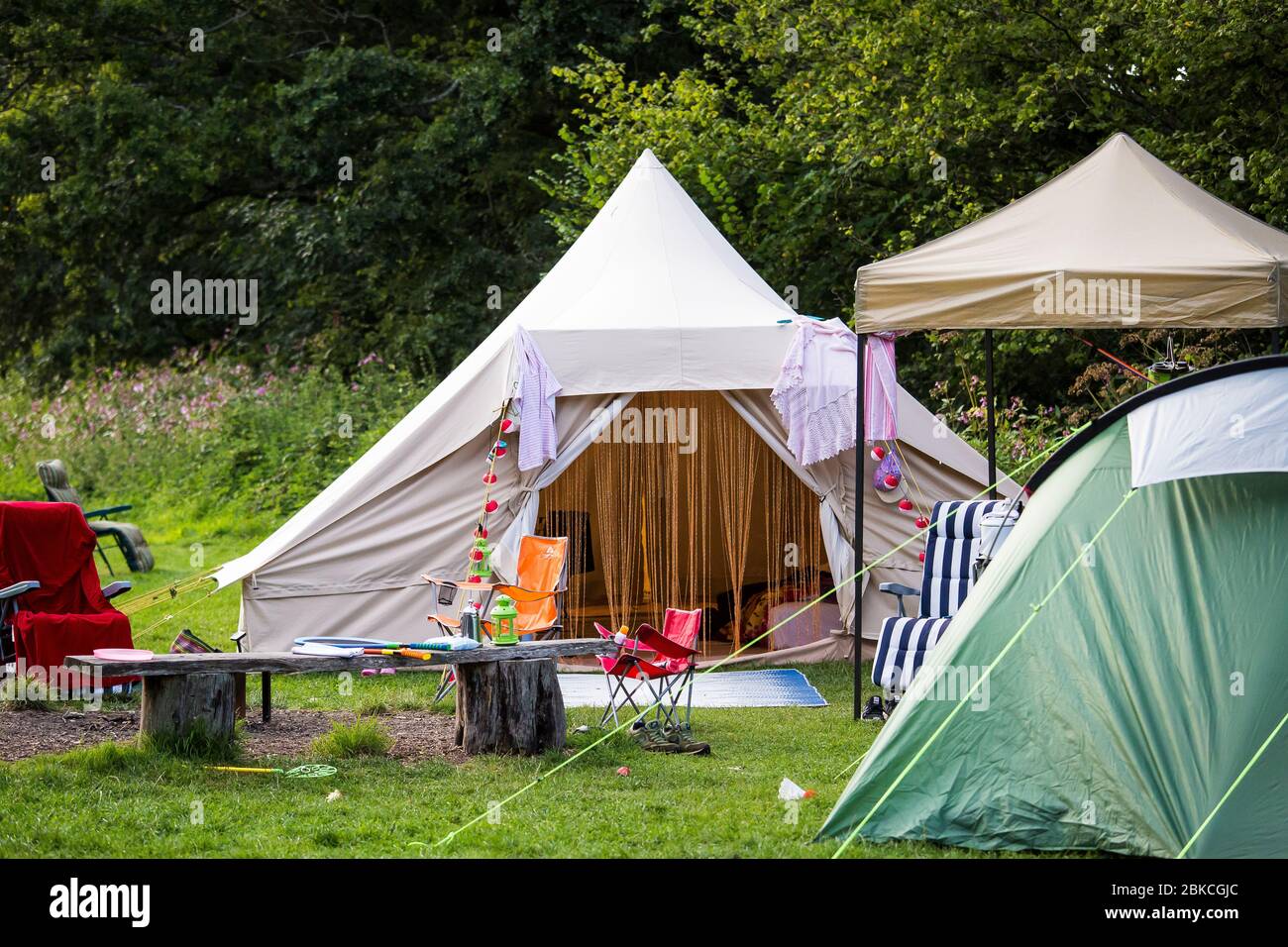 Terrain de camping avec tente à cloche, belvédère et chaises de camping à Wowo's, un camping familial à Sussex Banque D'Images