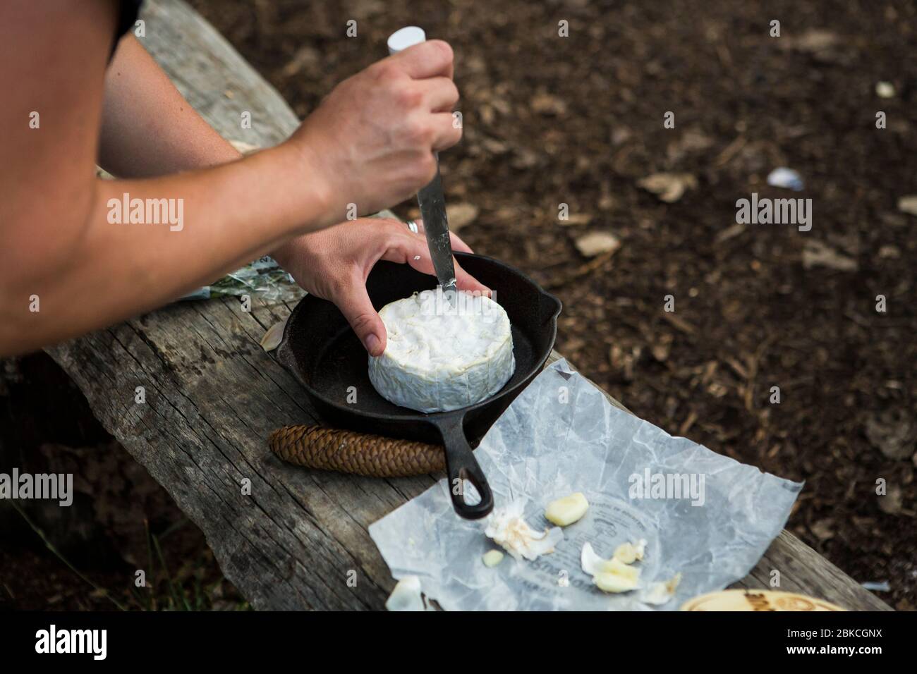 Cuisine de nourriture sur un feu de camp à Wowo's, un camping familial dans le Sussex Banque D'Images