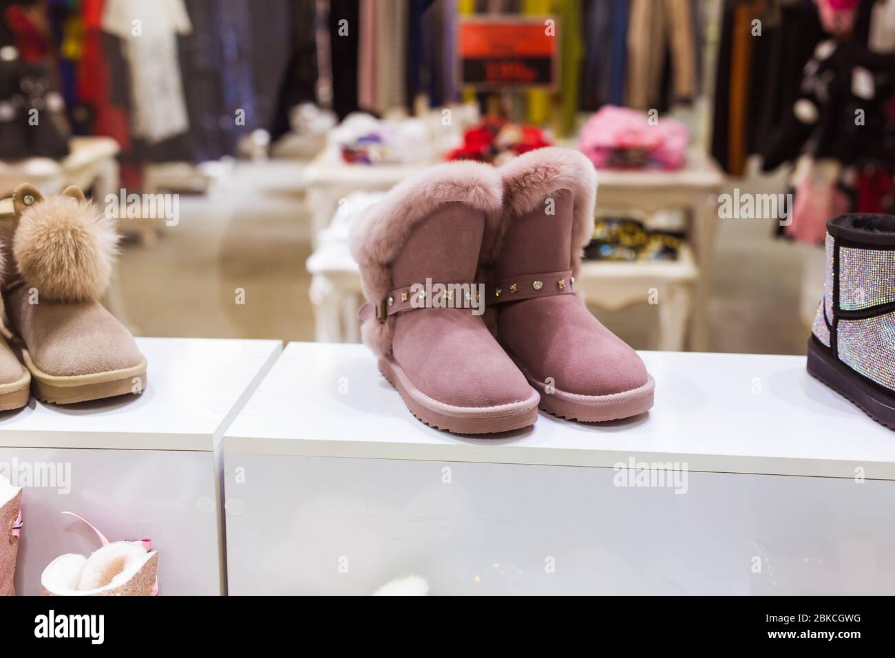 UGG rose dans la fenêtre de magasin, chaussures d'hiver chaudes pour  femmes. Vêtements d'hiver, mode et saison froide Photo Stock - Alamy