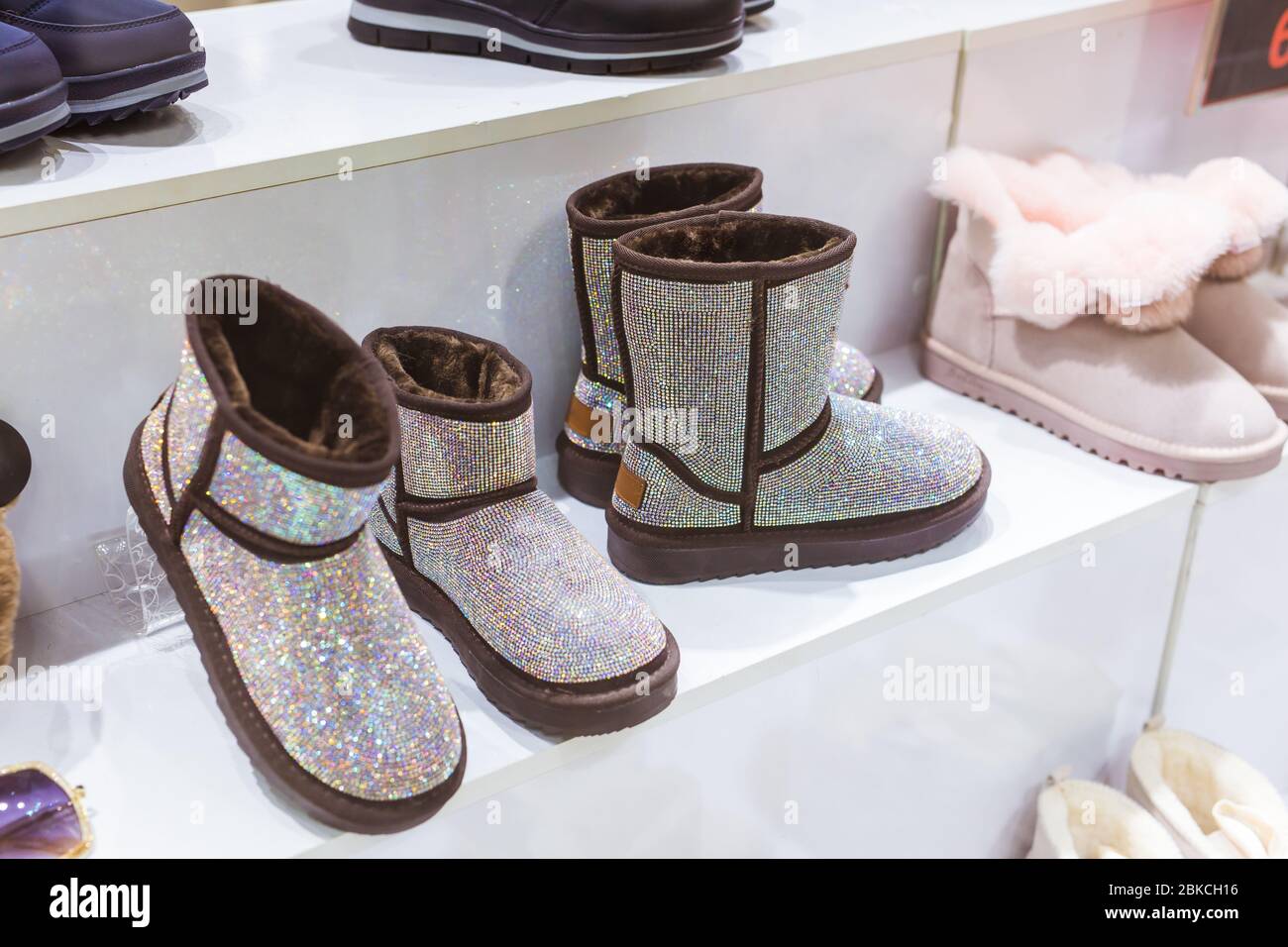 UGG argent dans la fenêtre de magasin, chaussures d'hiver chaudes pour femmes. Vêtements d'hiver, mode et saison froide. Banque D'Images