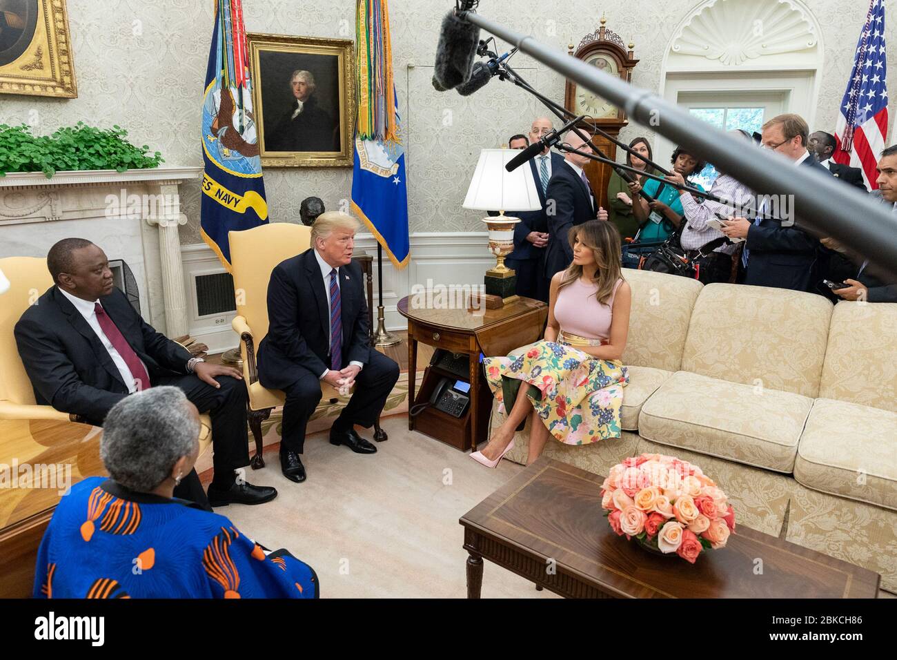Le président Donald J. Trump et le président du Kenya, accompagnés de la première dame Melania Trump et de MRS Kenyatta, se rencontrent dans le Bureau ovale le 27 août 2018. La réunion a porté sur le renforcement des relations entre les États-Unis et le Kenya. Banque D'Images