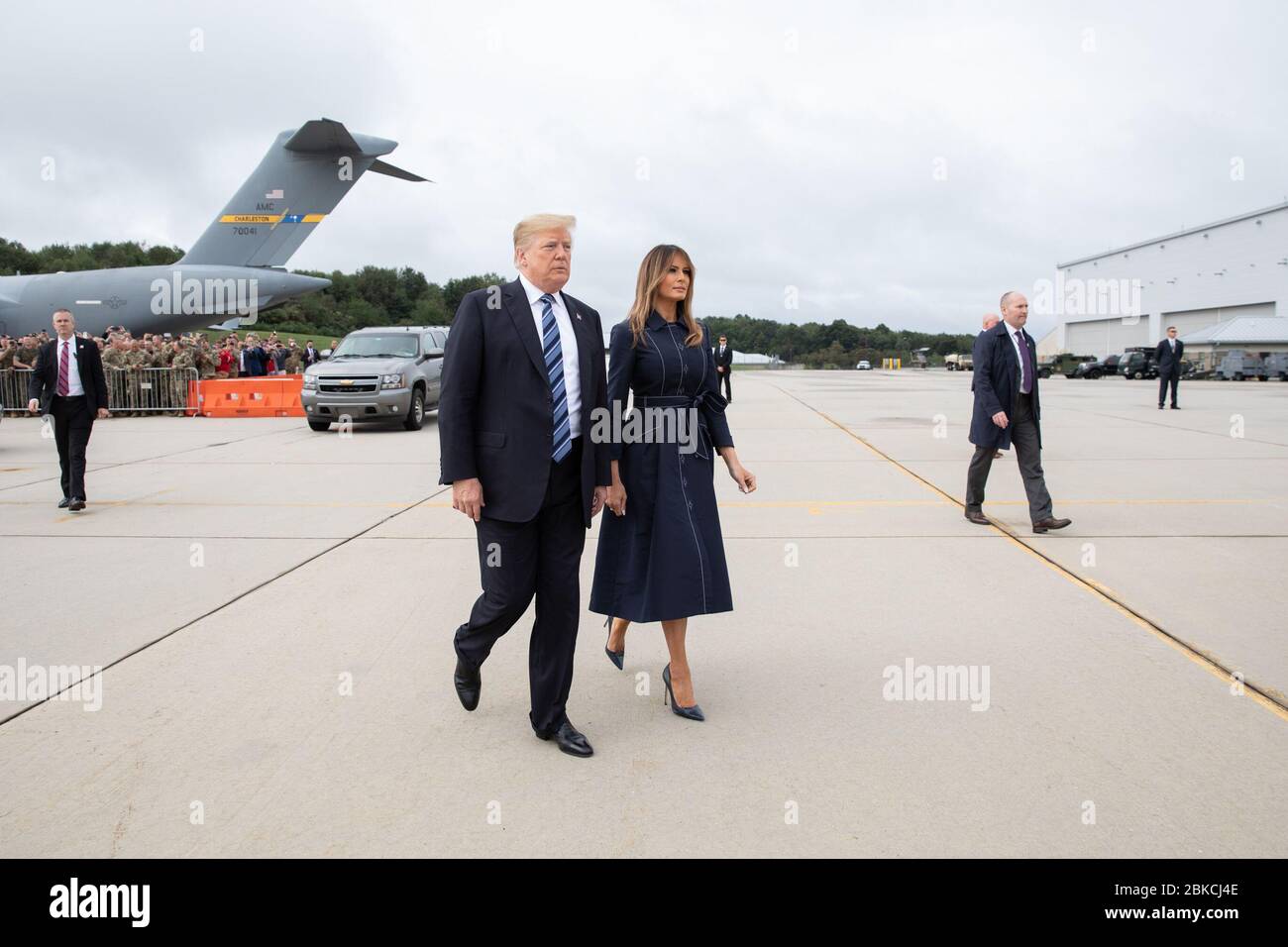 Le président Donald J. Trump et la première Dame Melania Trump arrivent à l'aéroport John Murtha Johnstown-Cambria County à Johnstown, en Pennsylvanie. Ils se mettent en route pour assister aux cérémonies commémoratives du 11 septembre, le mardi 11 septembre 2018, au mémorial national du vol 93 à Shanksville, Le président Donald J. Trump et la première dame Melania Trump Banque D'Images