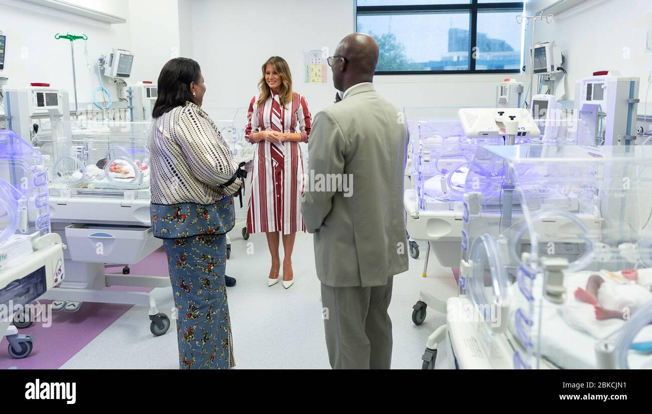 La première Dame Melania Trump, aux côtés de Rebecca Akufo-Addo, la première Dame de la République du Ghana et du Dr Emmanuel K. Srofenyoh, directeur médical de l'hôpital, rencontre des patients et des membres de la famille le mardi 2 octobre 2018, Dans la salle d'incubation de l'unité de soins intensifs néonataux de l'hôpital régional du Grand Accra, à Accra, au Ghana. Visite de la première Dame Melania Trump en Afrique Banque D'Images