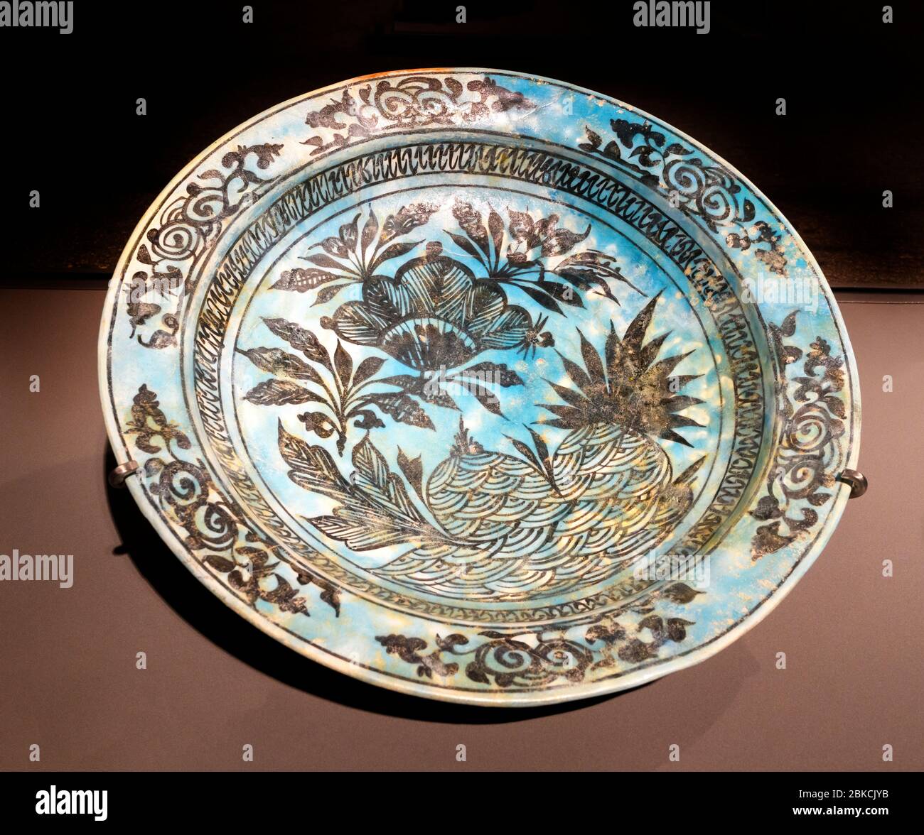 Plat de Fritware avec peinture sous-glaçure, Iran ou Asie centrale, deuxième moitié du XVe siècle Banque D'Images