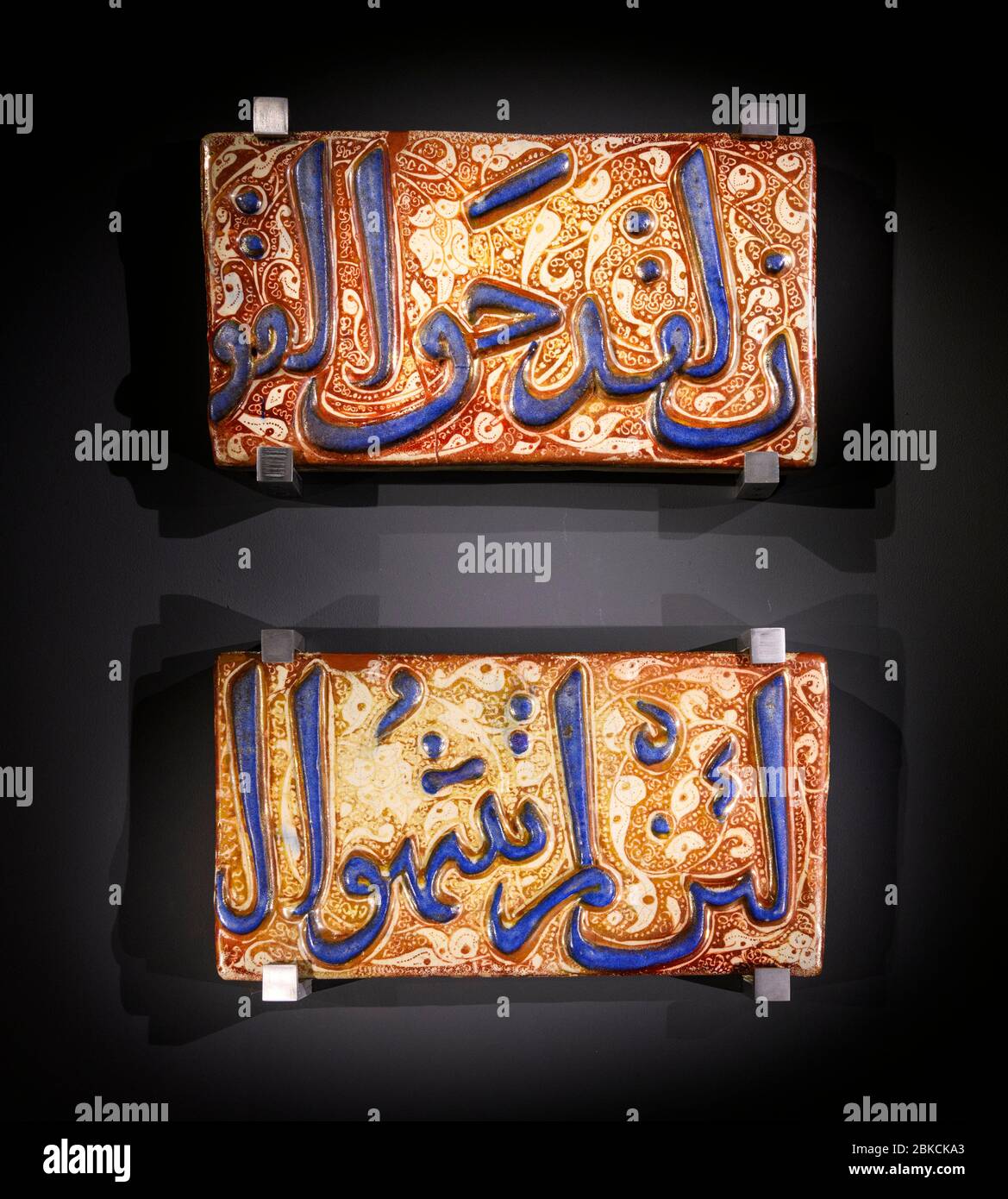 Carreaux de Fritware avec inscription dans le script de thuluth, surglacer lustré-peint, fin du XIIIe siècle/début du XIVe siècle, Iran Banque D'Images