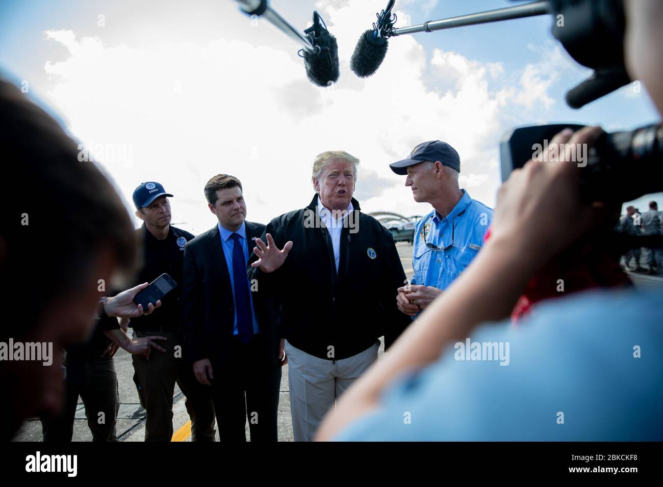 Le président Donald J. Trump parle avec les médias après son arrivée lundi 15 octobre 2018 à la base aérienne d'Eglin, le président de la FLA Donald J. Trump et la première dame Melania Trump visitent la Floride et la Géorgie Banque D'Images