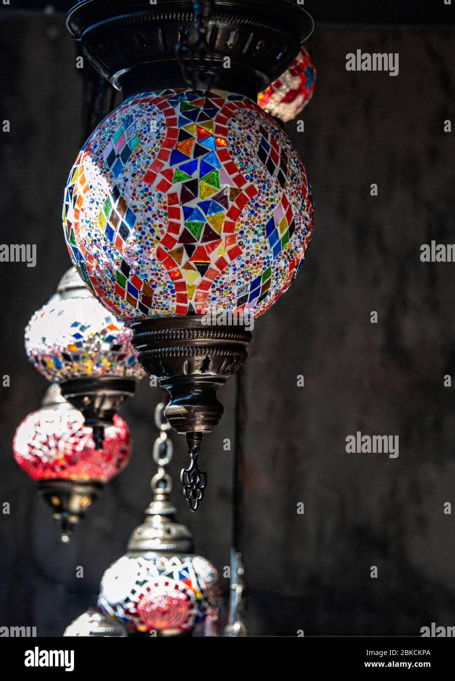 Bosnie-Herzégovine, Mostar - juin 2018 : lampes en mosaïque de style ottoman traditionnelles à vendre comme souvenirs dans un bazar local Banque D'Images