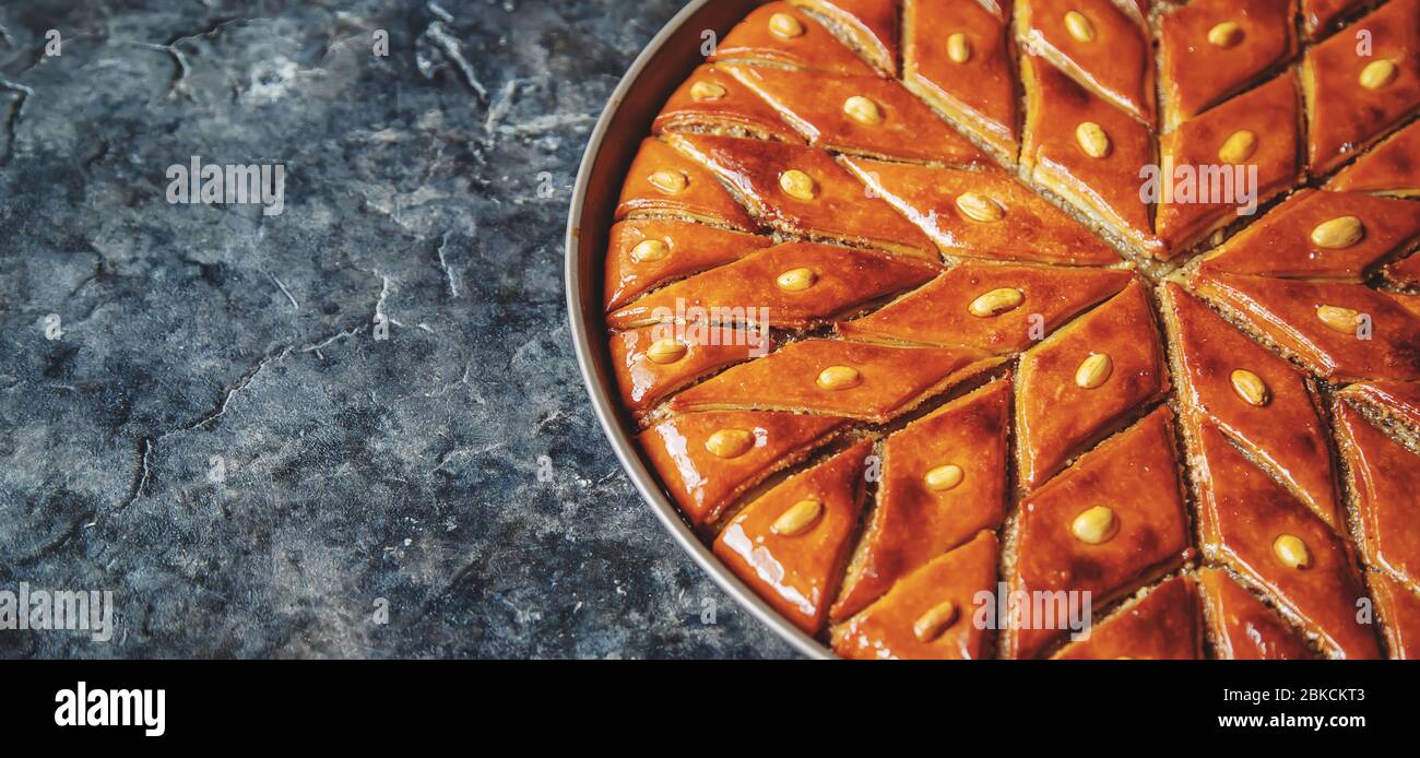 Baklava orientale douce aux noix. Mise au point sélective. Nourriture. Banque D'Images