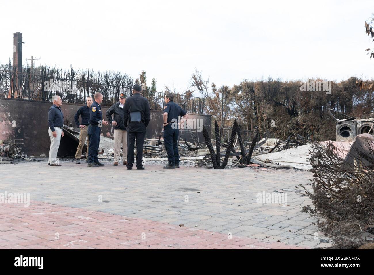 Le 17 novembre 2018, le président Donald J. Trump s'est rendu à Malibu, en Californie, aux côtés du gouverneur Jerry Brown, du gouverneur élu Gavin Newsom et de l'administrateur de la FEMA Brock long, pour évaluer les dommages causés par l'incendie de Woolsey. Ils ont visité les quartiers touchés pour discuter des efforts de rétablissement. Banque D'Images