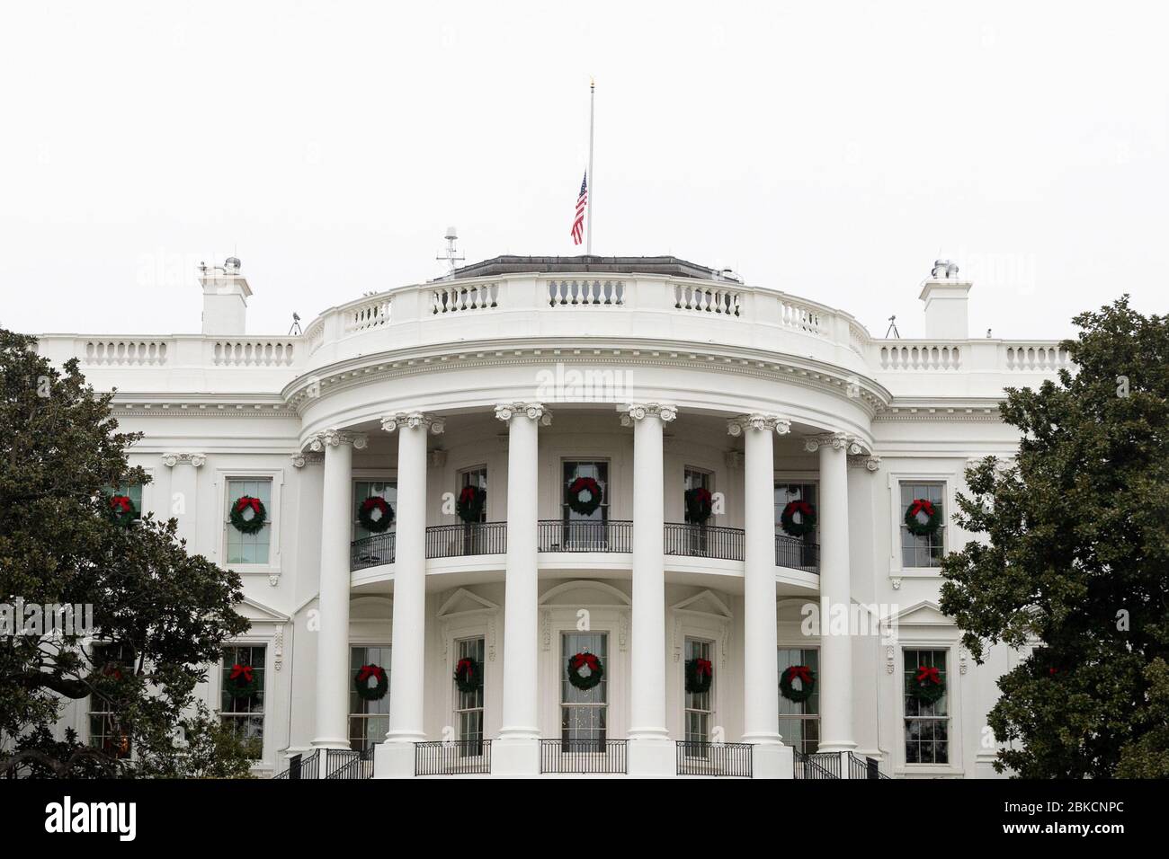 Le drapeau américain est volé à la moitié du personnel au-dessus de la Maison Blanche dimanche, 1er décembre 2018, en mémoire du 41ème président George H. W. Bush. Sans titre Banque D'Images