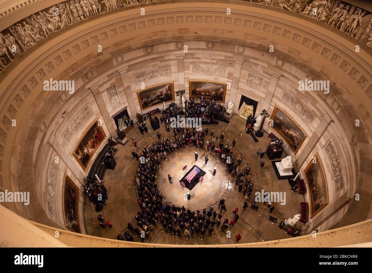Les membres du public paient leurs respects lundi soir, 3 décembre 2018, au cercueil de l'ancien président George H. W. Bush allongé dans l'État dans la Rotonde du Capitole américain à Washington, D.C. le Capitole des États-Unis Banque D'Images