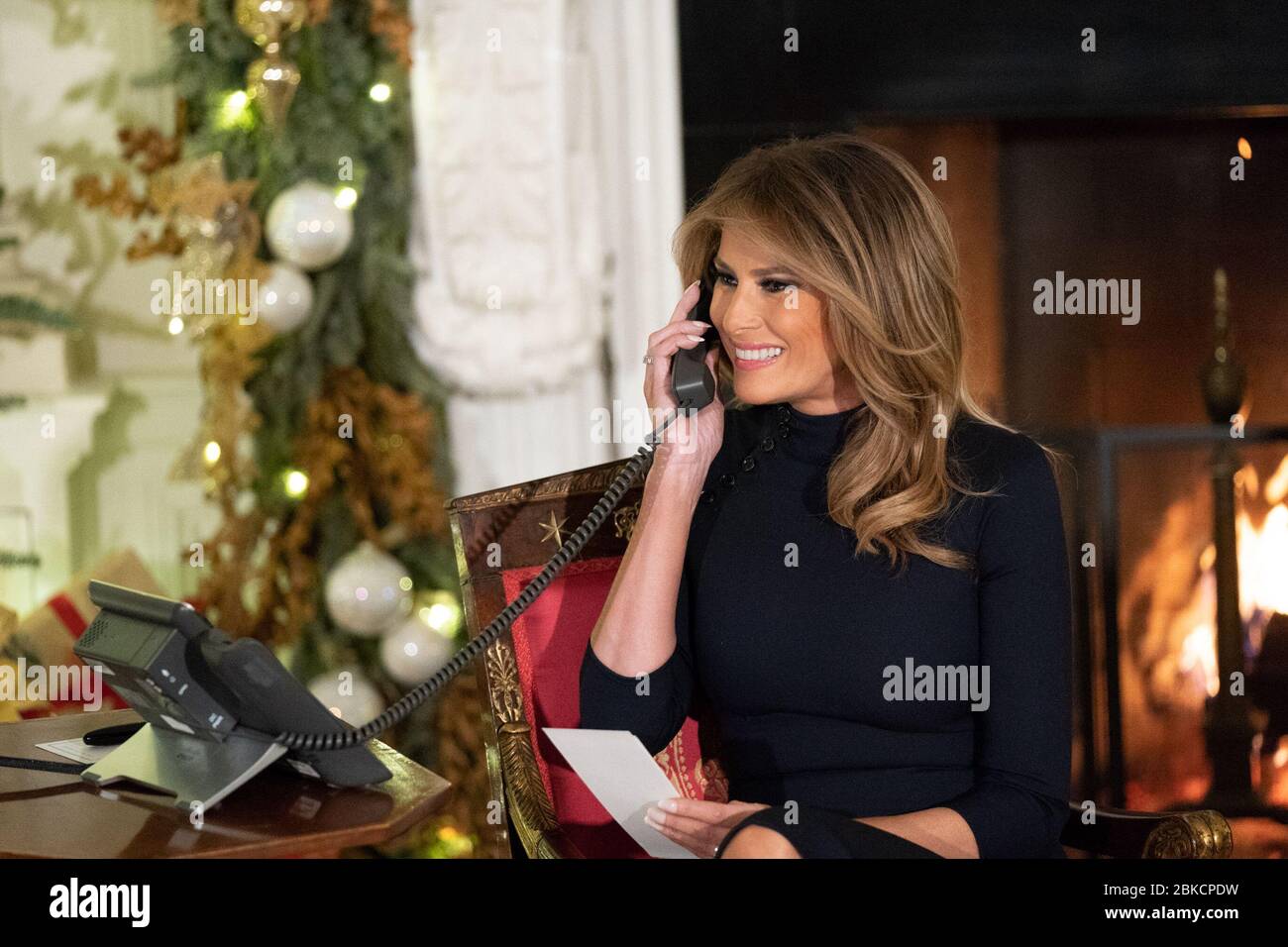 La première Dame Melania Trump, jointe par le président Donald J. Trump, participe aux appels téléphoniques du Père Noël du NORAD le lundi 24 décembre 2018 dans la salle de restauration de l’État de la Maison Blanche, une tradition de la veille de Noël depuis plus de 60 ans pour suivre les voyages de Santa dans le monde entier. La première dame participe aux appels du NORAD Santa Tracker Banque D'Images