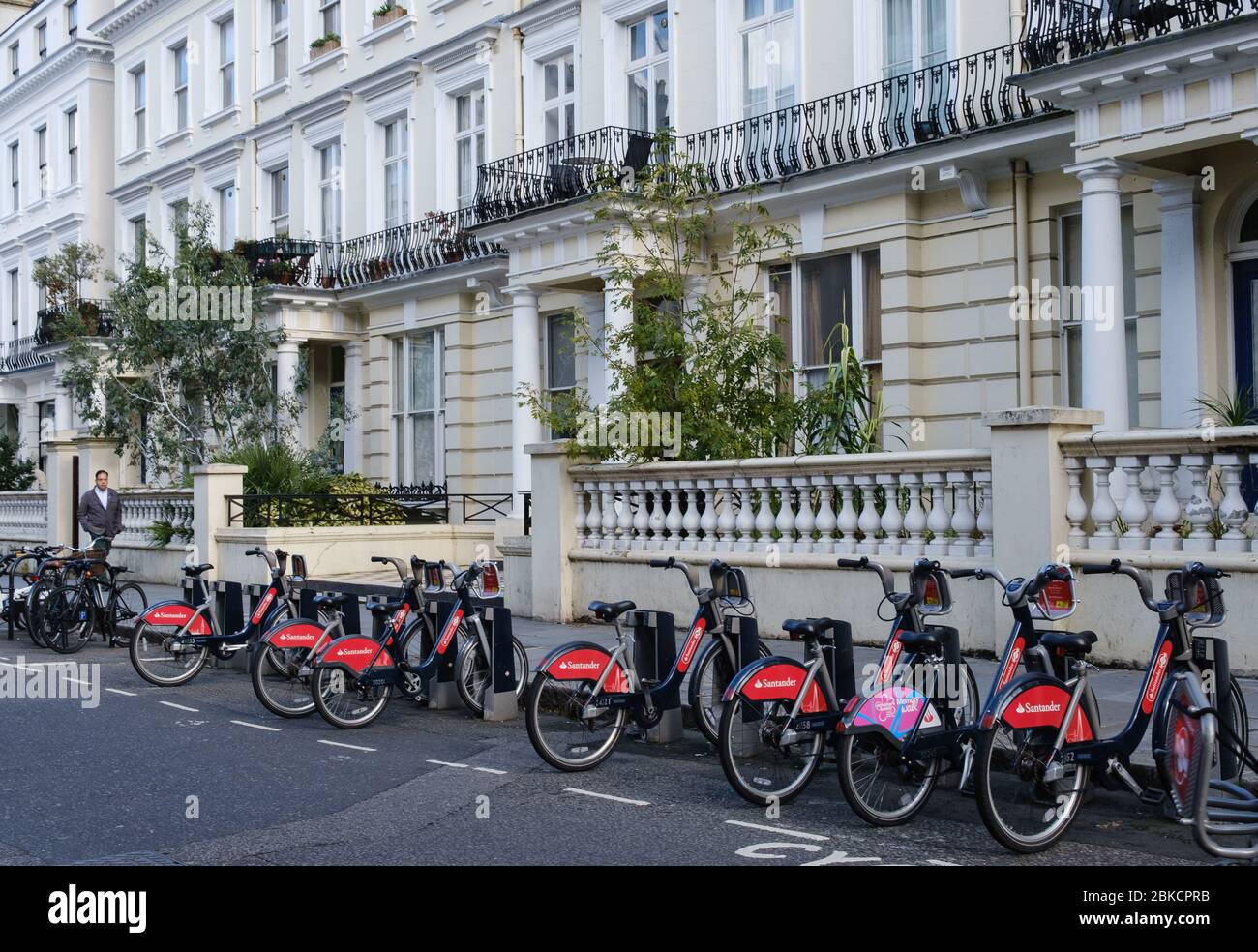 Vélos Red Santander à louer stationnés à l'extérieur des maisons blanches à l'extrémité sud des jardins Pembridge, face au nord, Notting Hill, West London, Angleterre, Royaume-Uni Banque D'Images