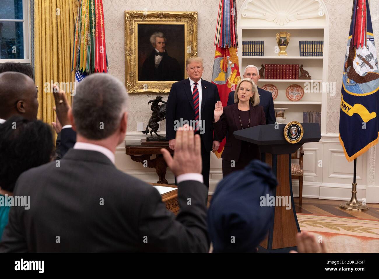 Le président Trump, aux côtés du vice-président Pence, observe la cérémonie de naturalisation dirigée par la secrétaire Kirstjen Nielsen le 19 janvier 2019, dans le bureau ovale. Banque D'Images