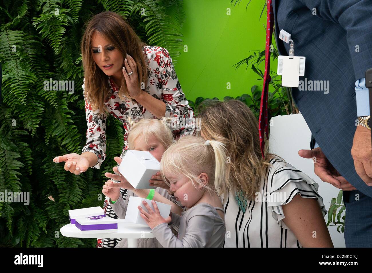 Première Dame Melania Trump participe à une libération de papillons avec la  patiente, Barbara Nicklaus, et sa sœur jumelle lundi 18 février 2019, lors  du dévoilement du nouveau jardin de guérison Morton